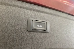 Punainen Audi Q5 2021 kuva 28.
