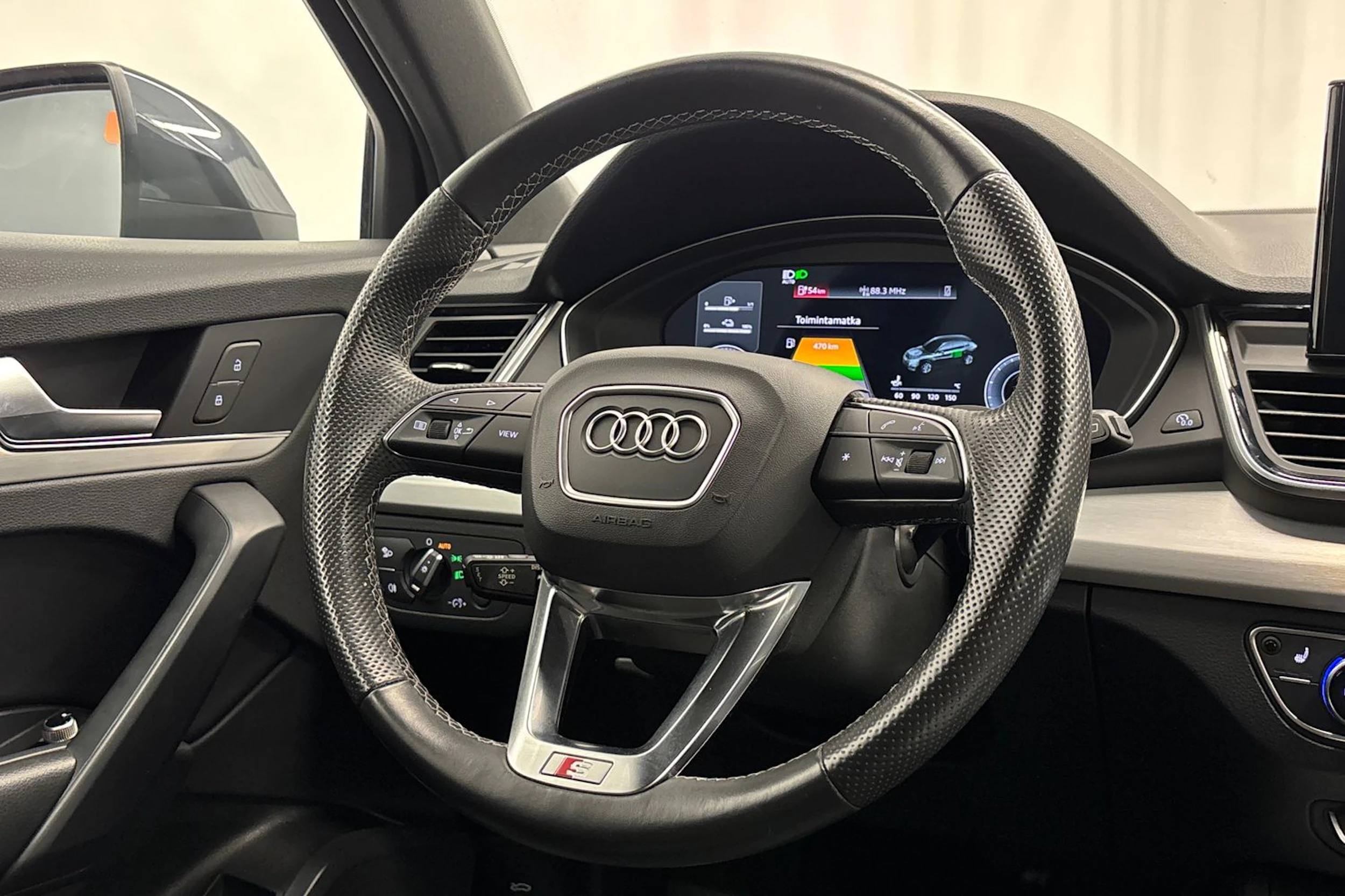 harmaa Audi Q5 2021 kuva 11.
