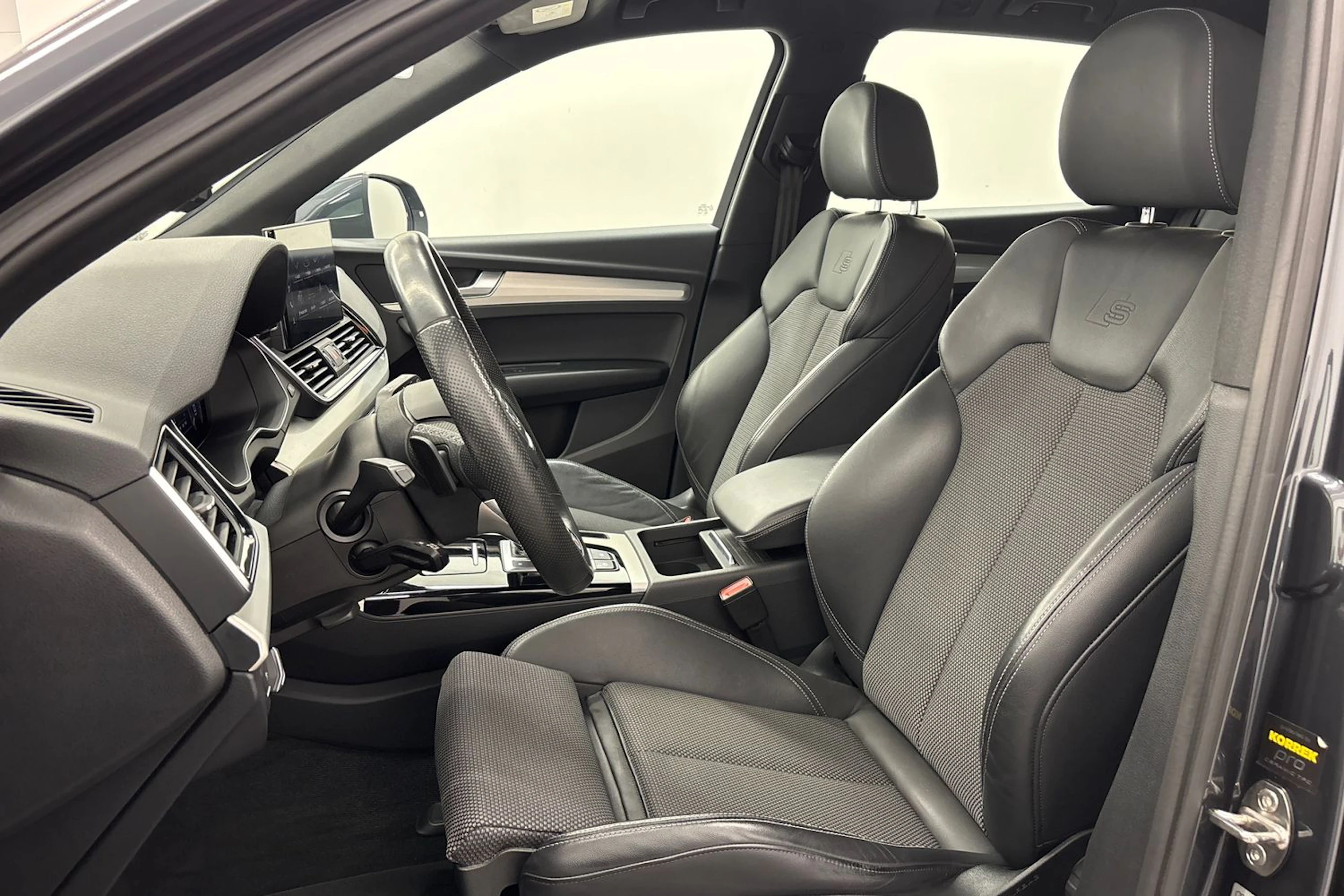 harmaa Audi Q5 2021 kuva 16.