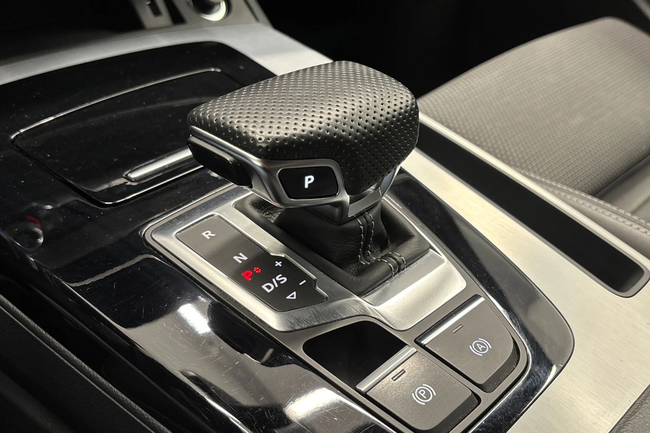 harmaa Audi Q5 2021 kuva 22.