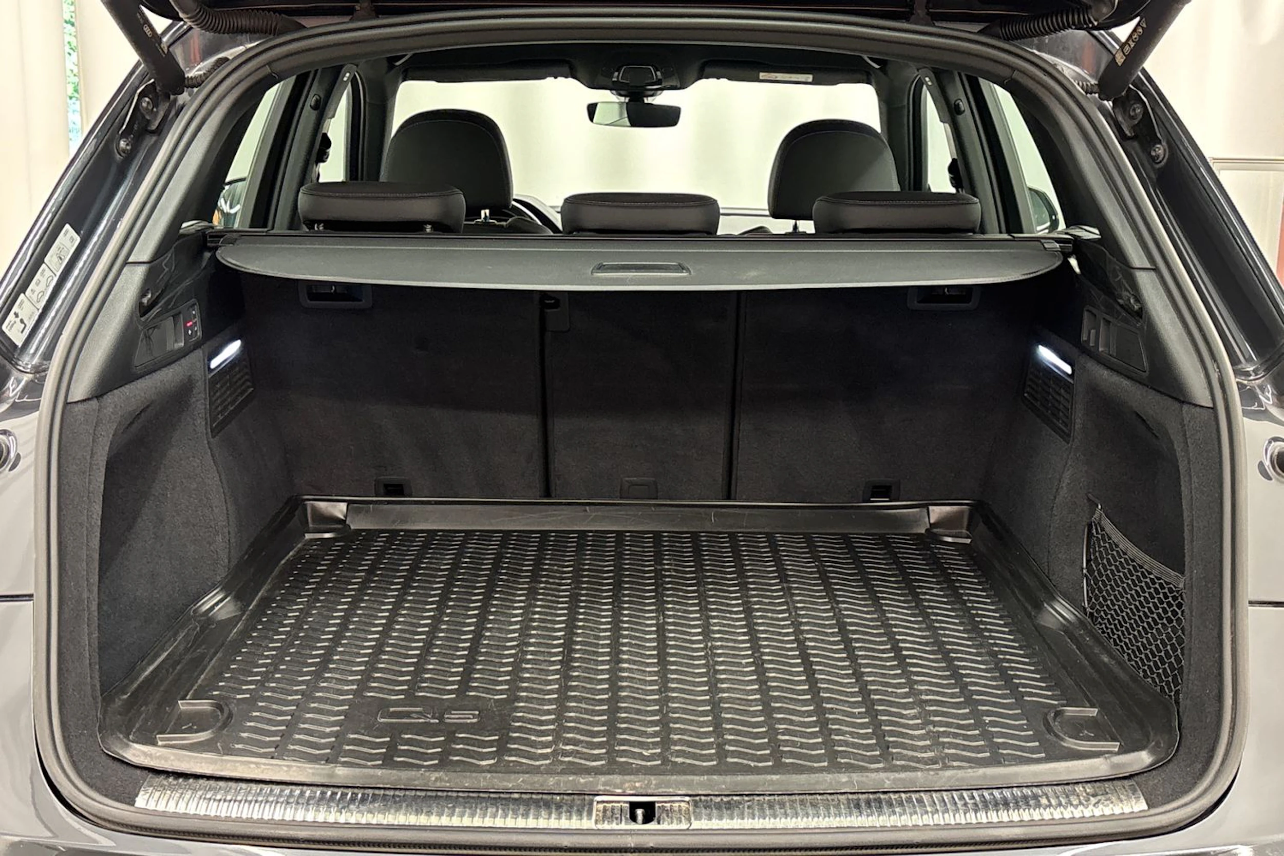harmaa Audi Q5 2021 kuva 23.