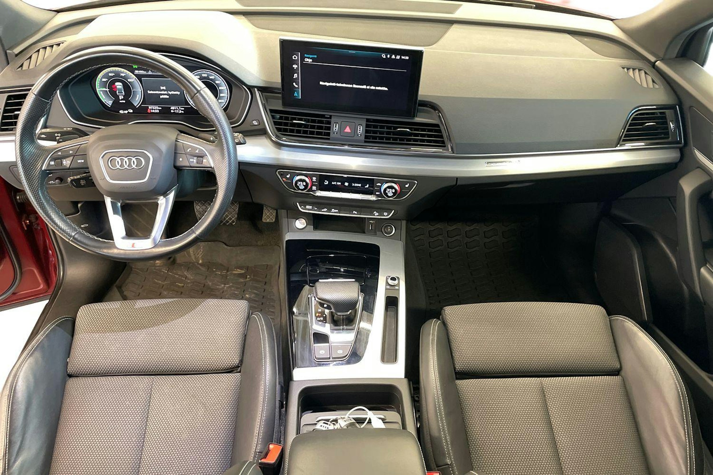 met. punainen Audi Q5 2021 kuva 9.