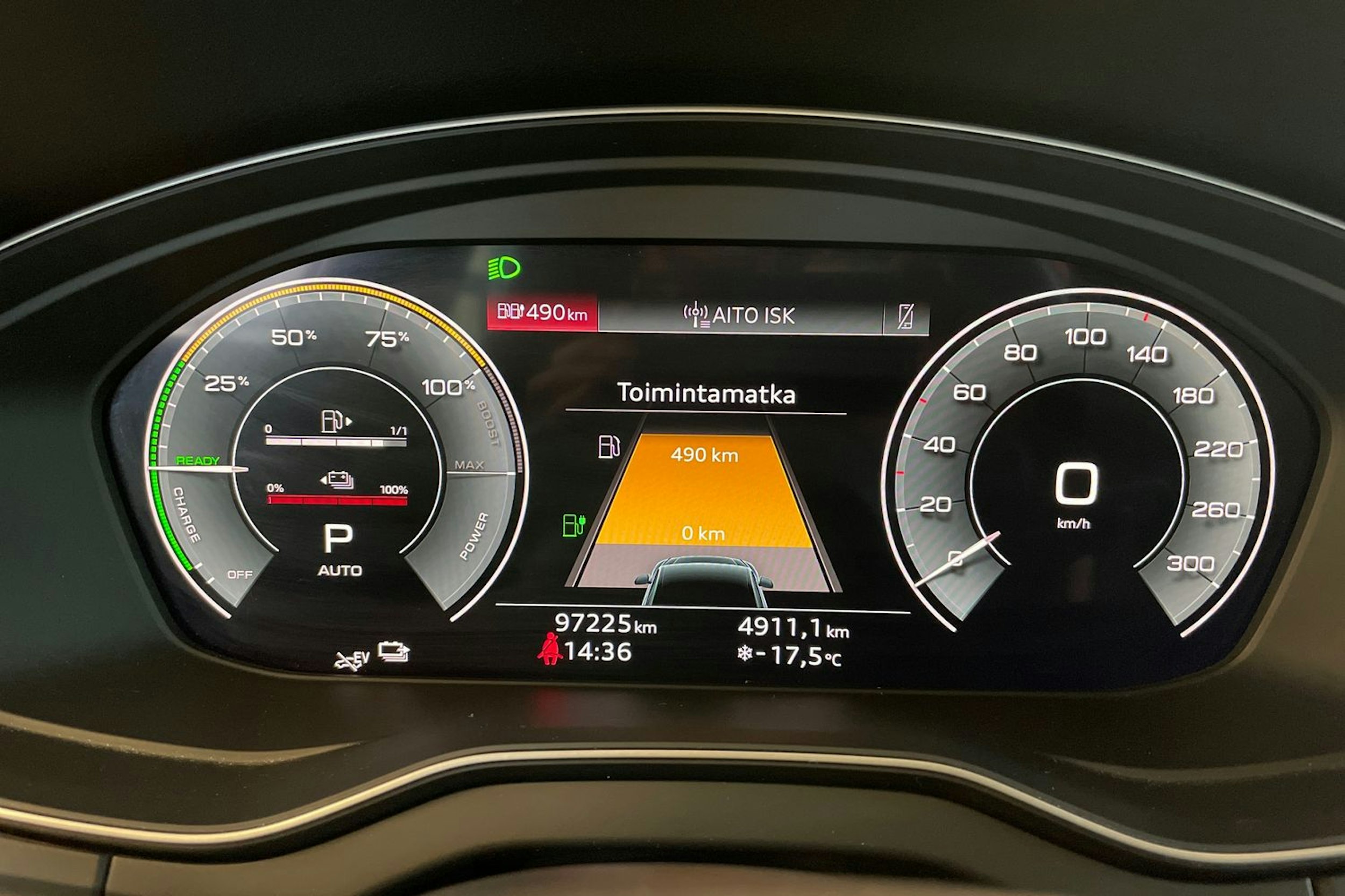 met. punainen Audi Q5 2021 kuva 14.