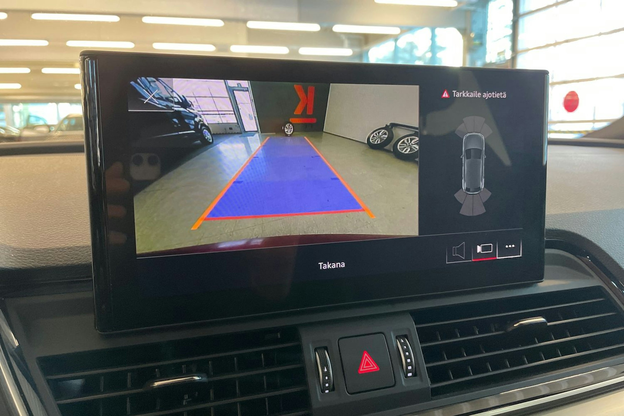 met. punainen Audi Q5 2021 kuva 15.