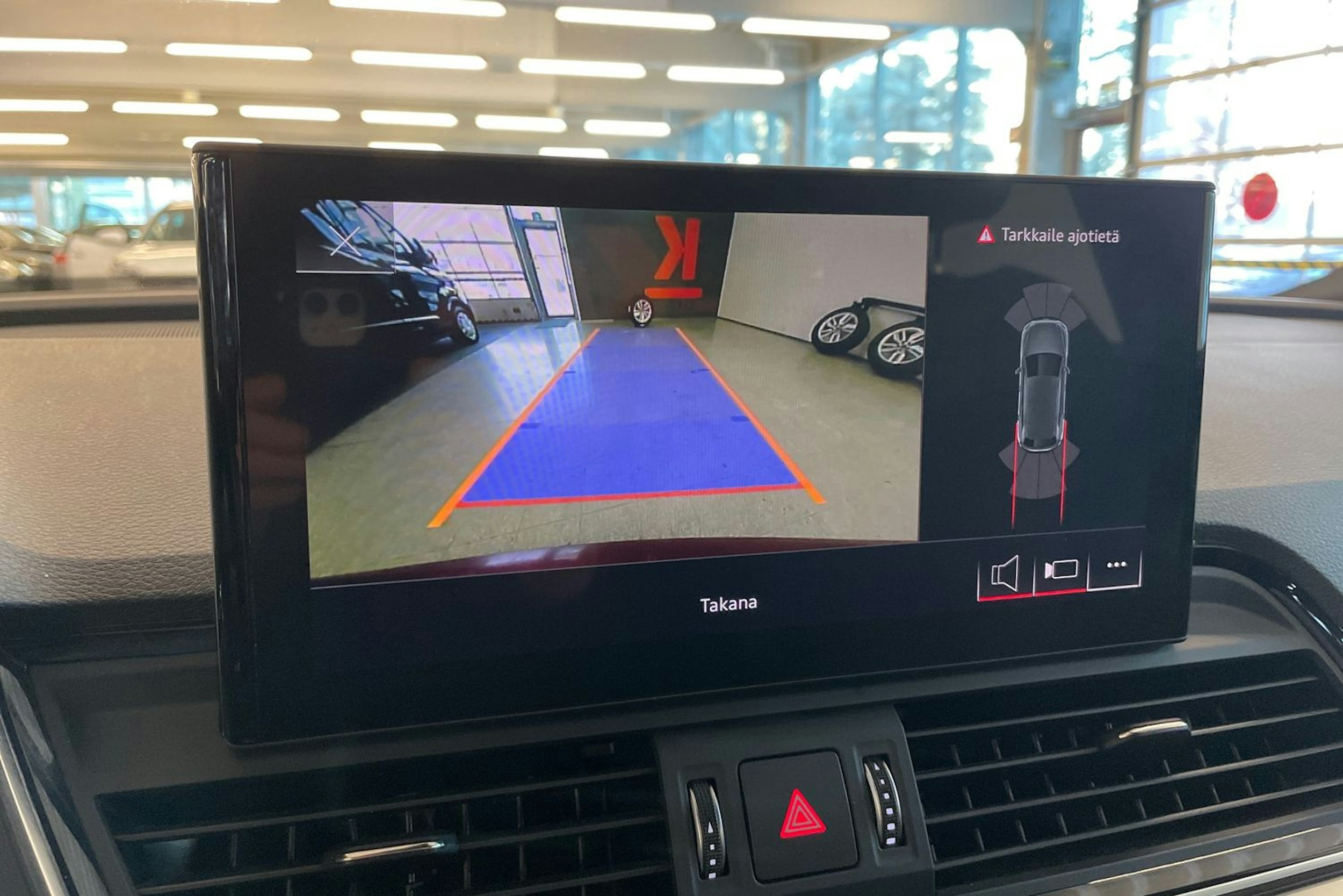 met. punainen Audi Q5 2021 kuva 16.