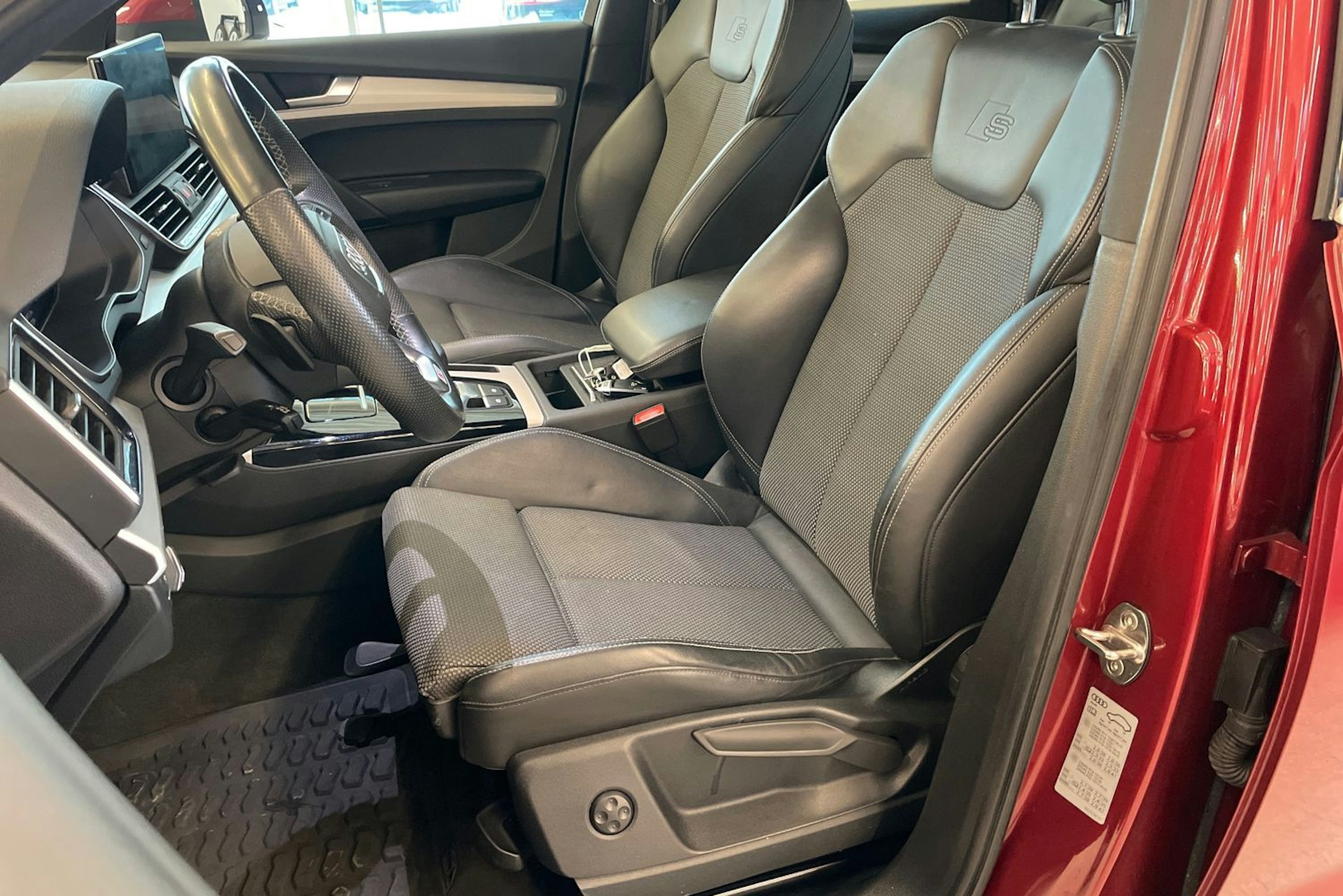 met. punainen Audi Q5 2021 kuva 21.