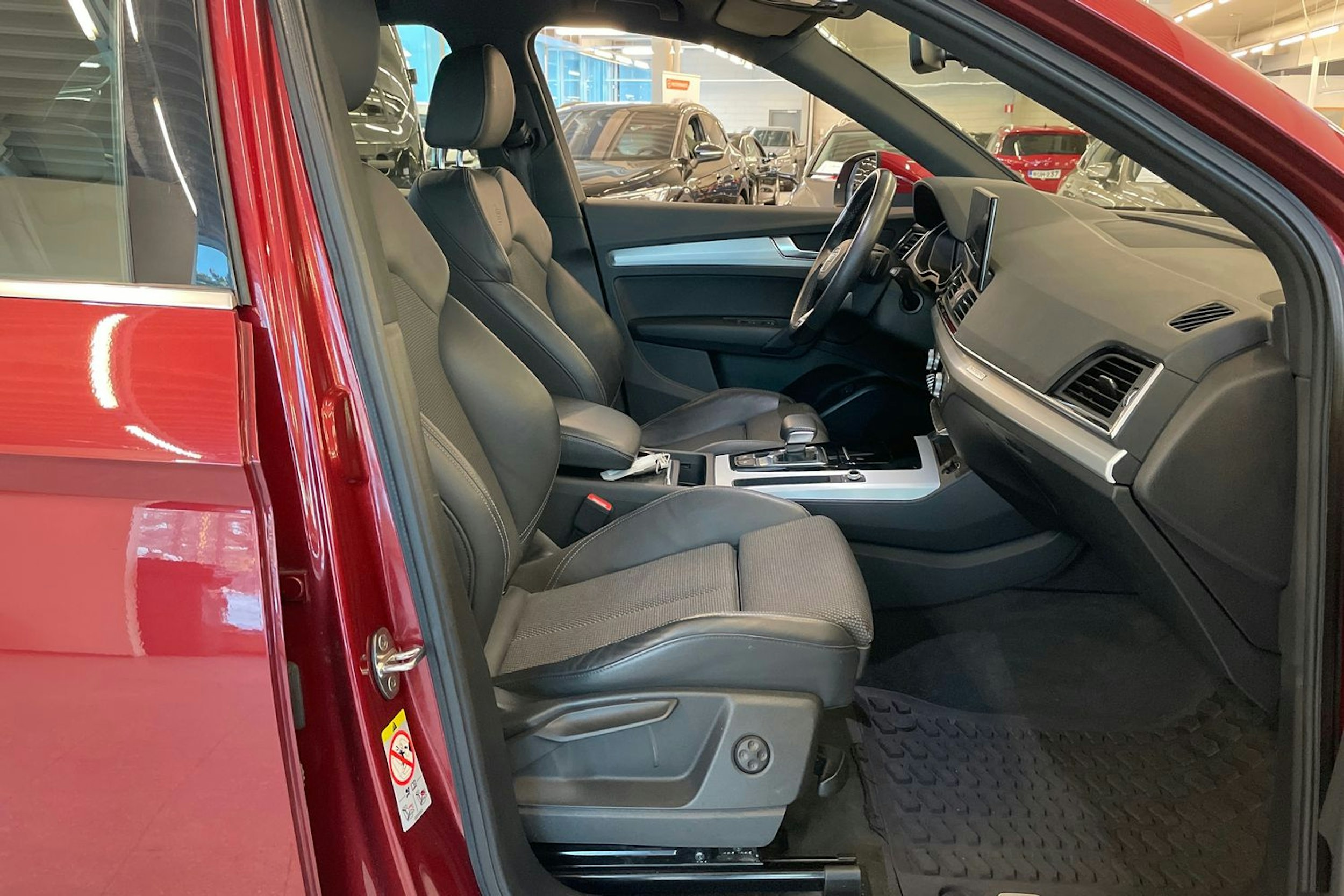met. punainen Audi Q5 2021 kuva 22.