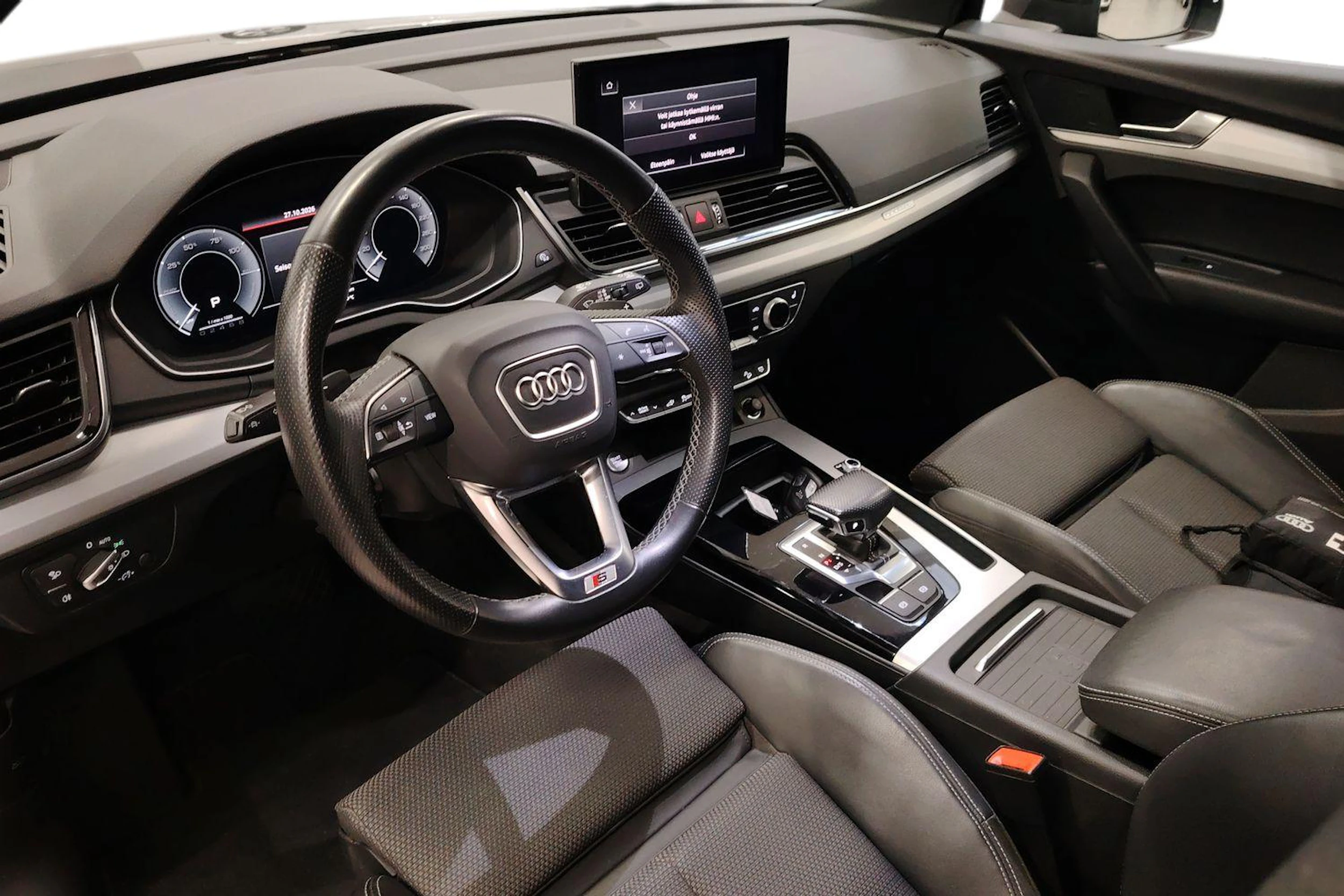 musta Audi Q5 2021 kuva 3.