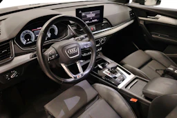 musta Audi Q5 2021 kuva 3.