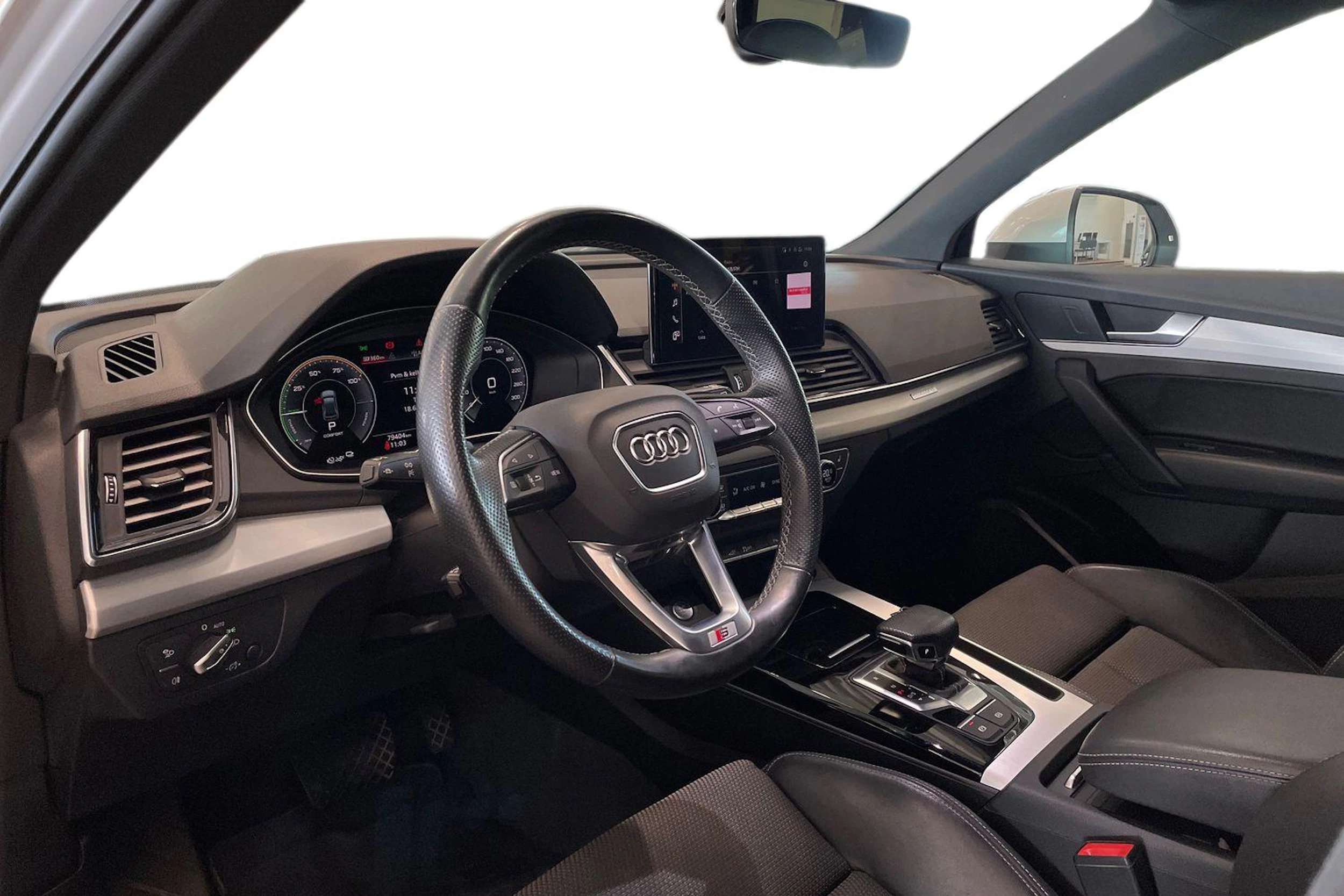valkoinen Audi Q5 2021 kuva 8.