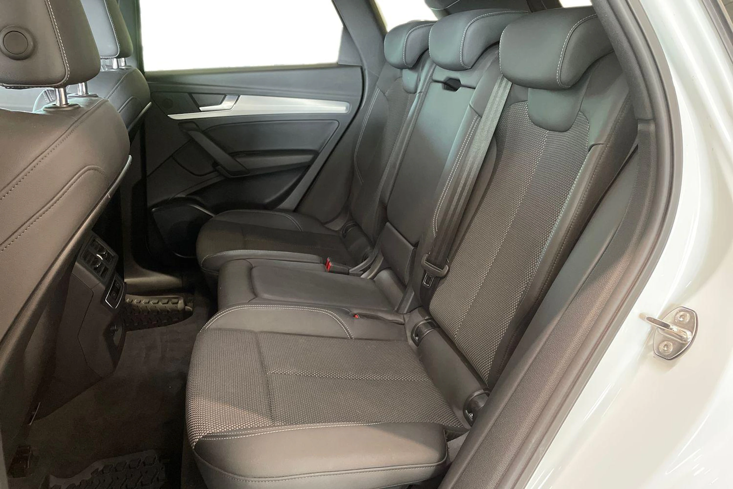 valkoinen Audi Q5 2021 kuva 11.
