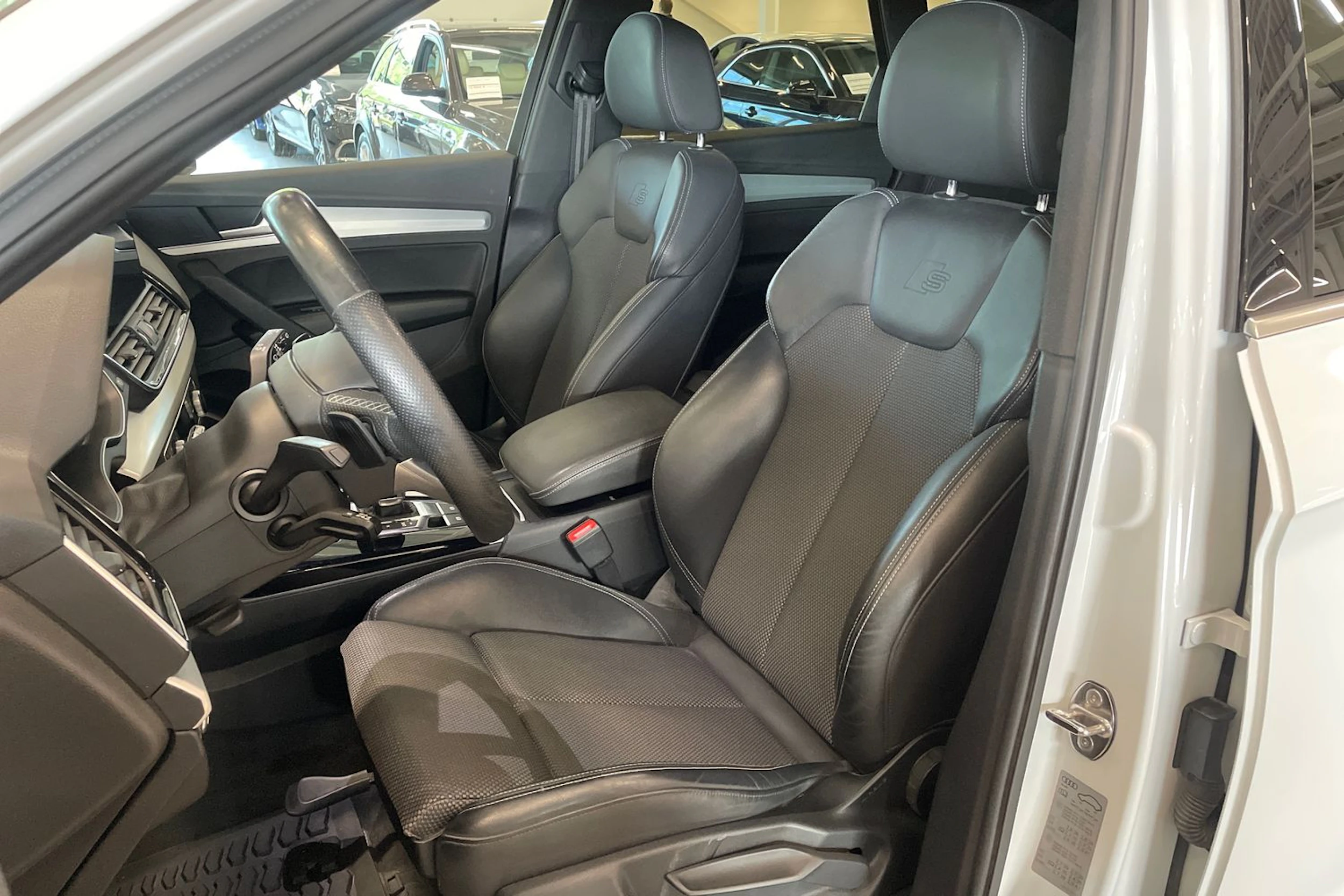 valkoinen Audi Q5 2021 kuva 15.