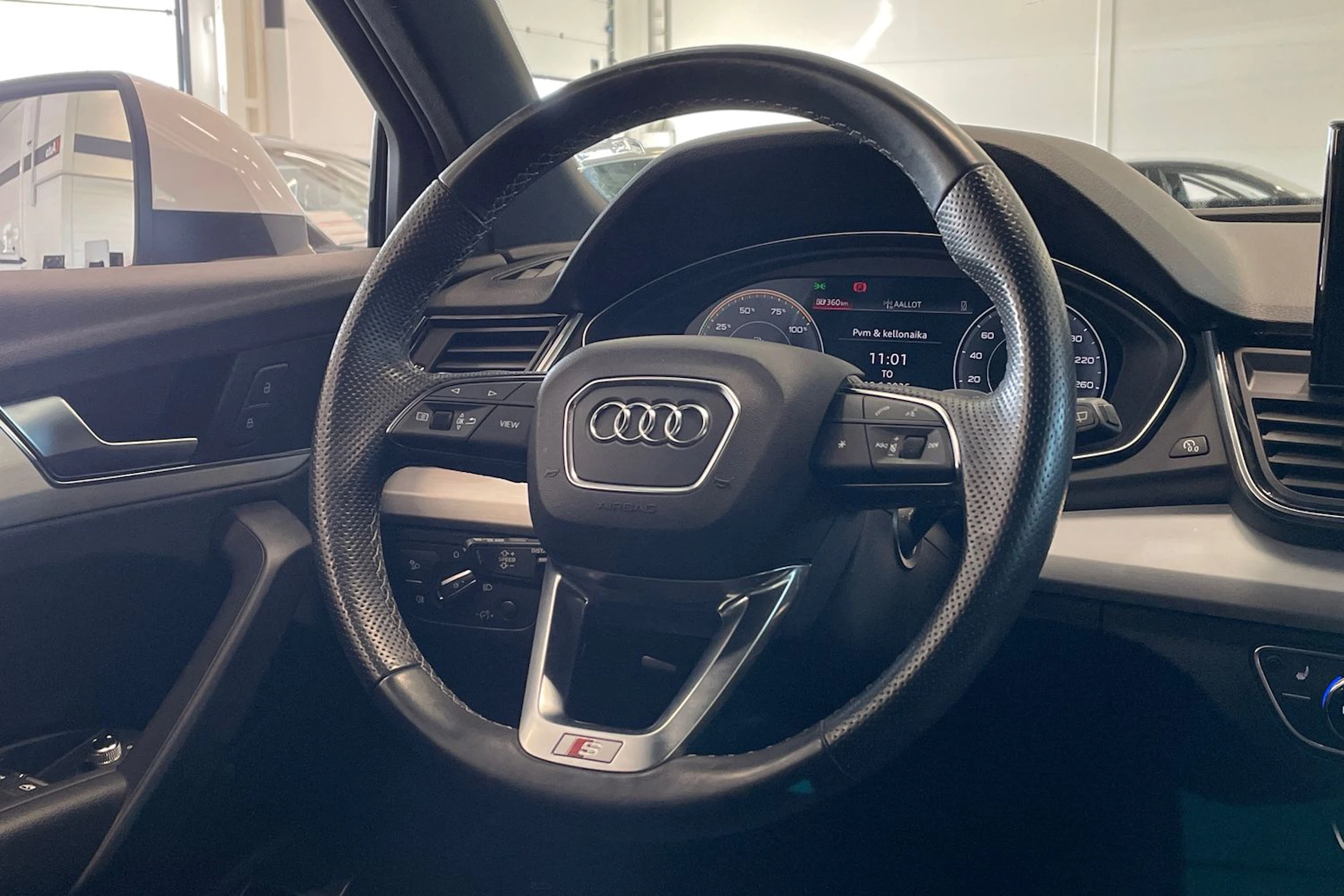 valkoinen Audi Q5 2021 kuva 16.