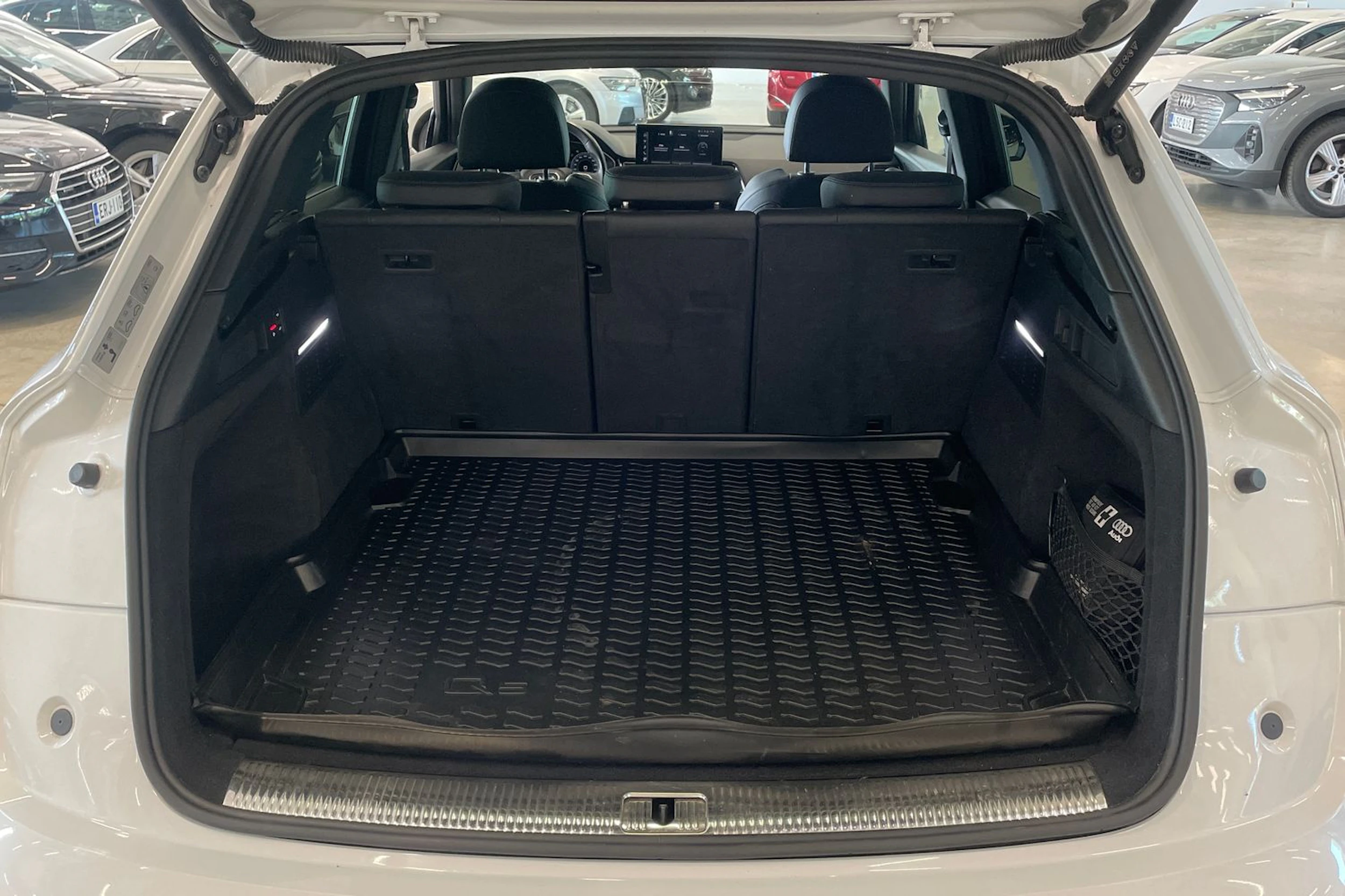 valkoinen Audi Q5 2021 kuva 32.