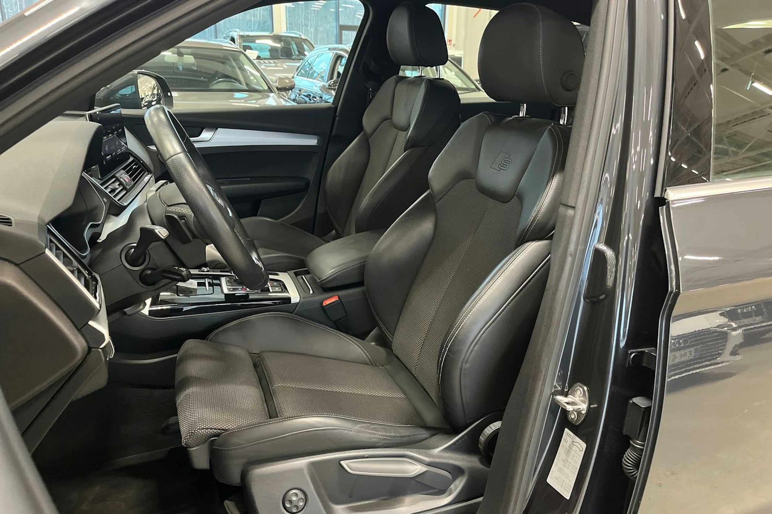 harmaa Audi Q5 2021 kuva 14.