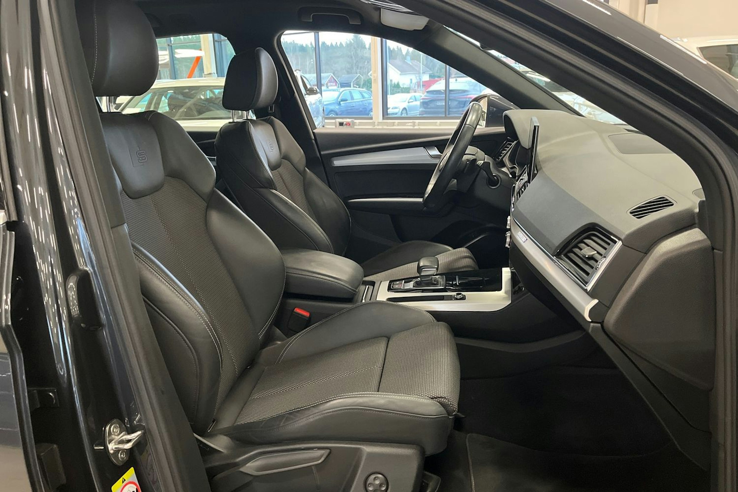 harmaa Audi Q5 2021 kuva 15.