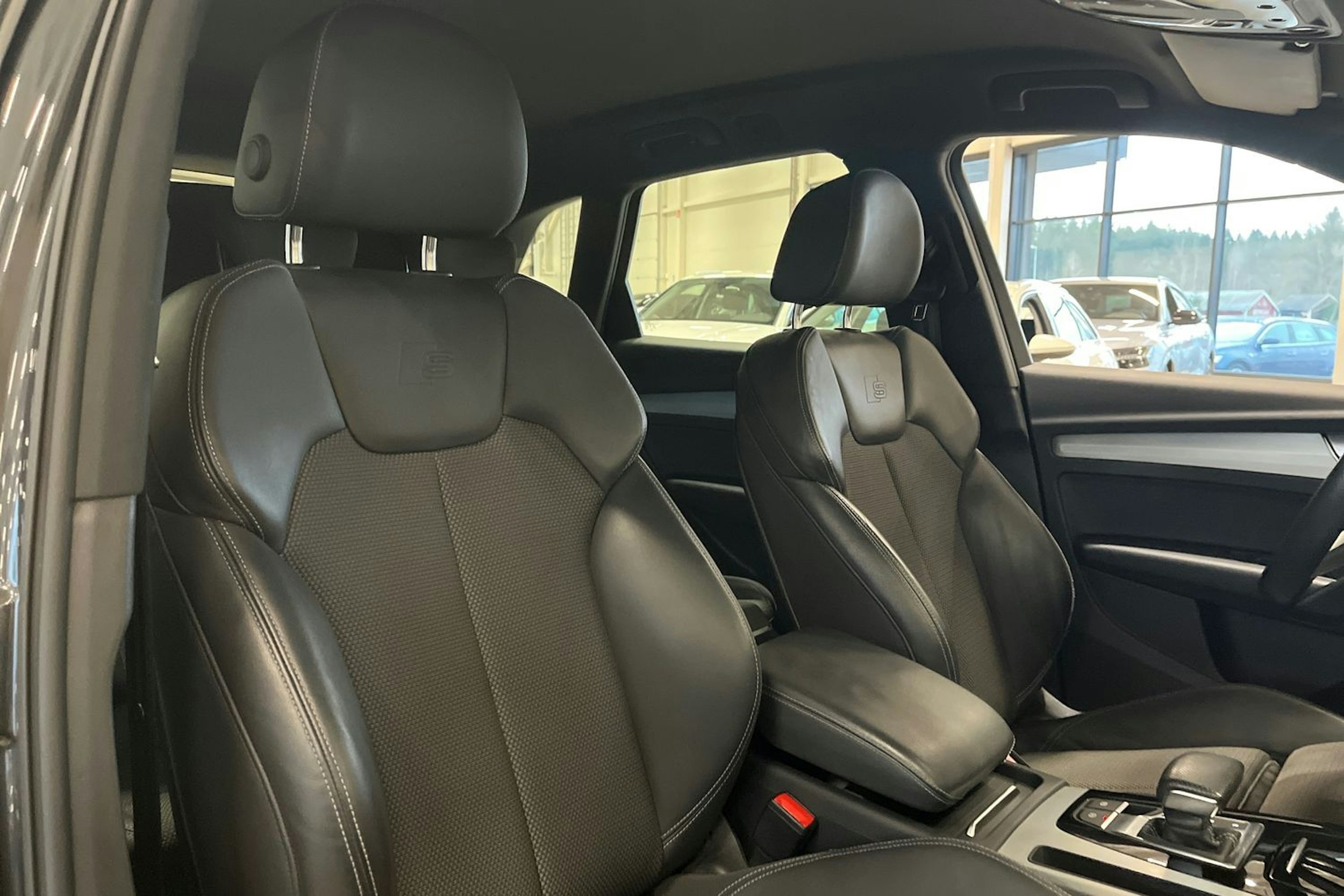 harmaa Audi Q5 2021 kuva 16.