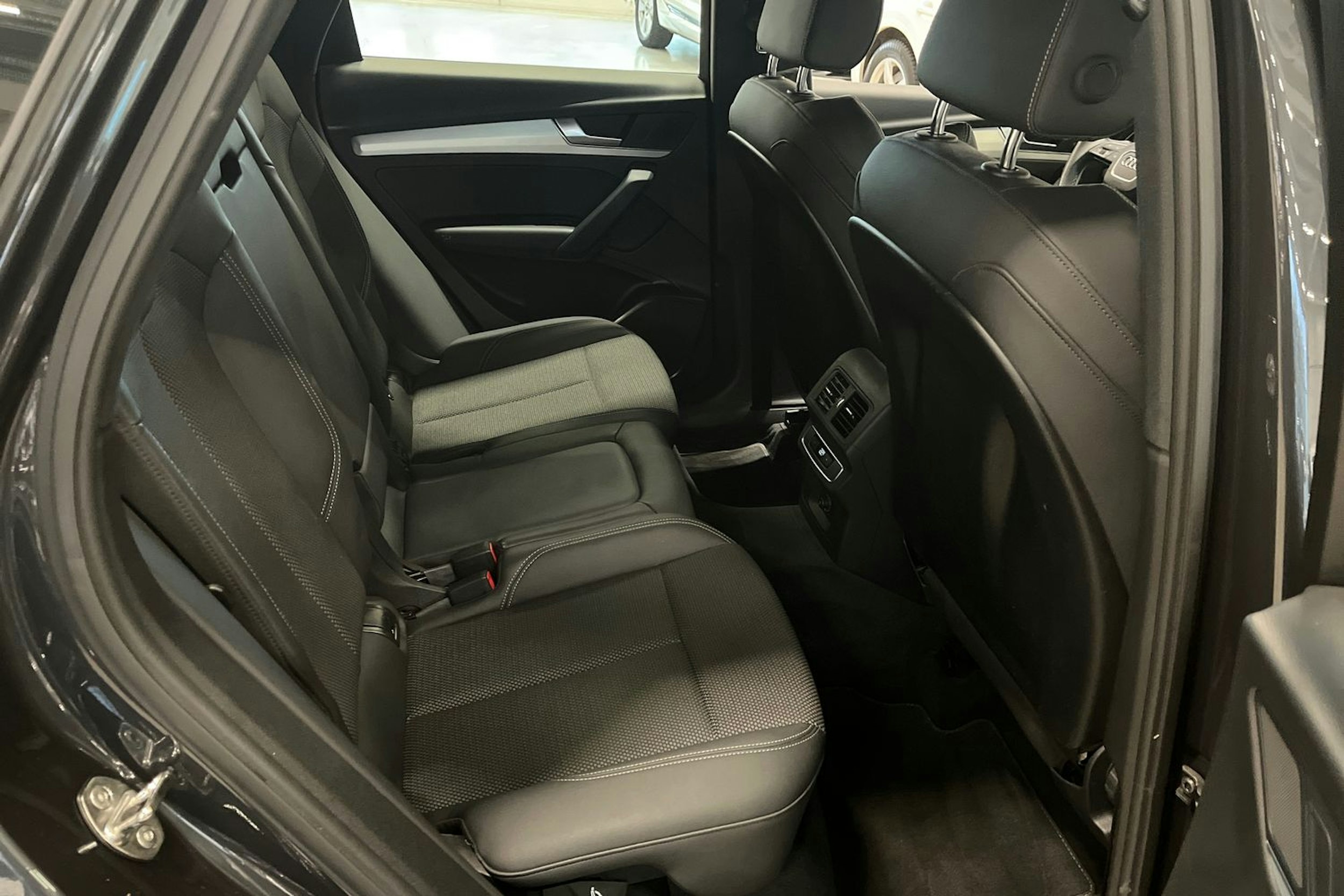 harmaa Audi Q5 2021 kuva 17.