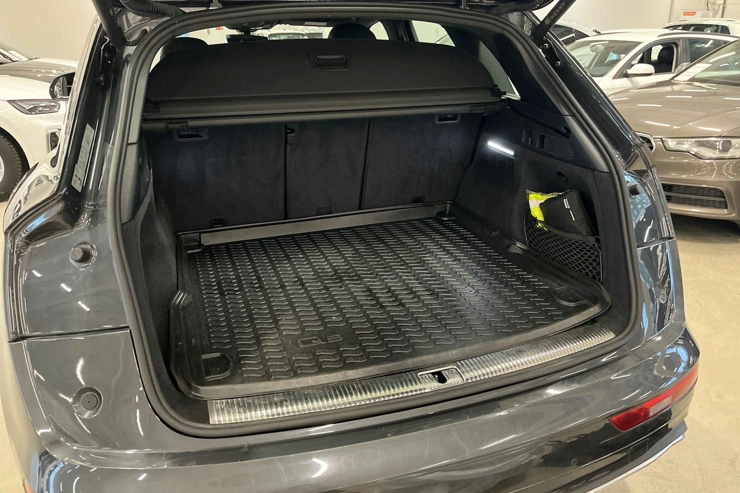 harmaa Audi Q5 2021 kuva 36.