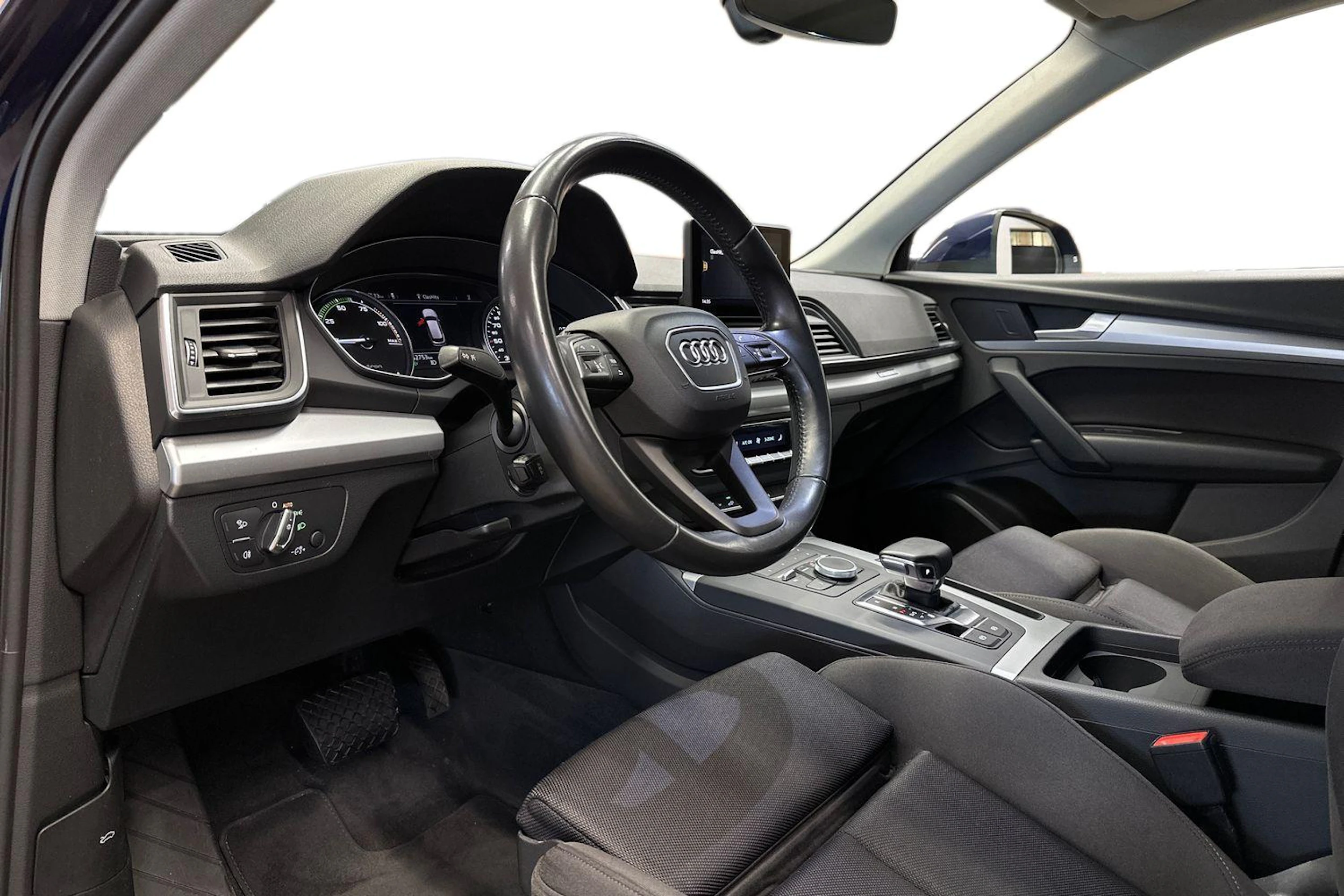 sininen Audi Q5 2021 kuva 6.