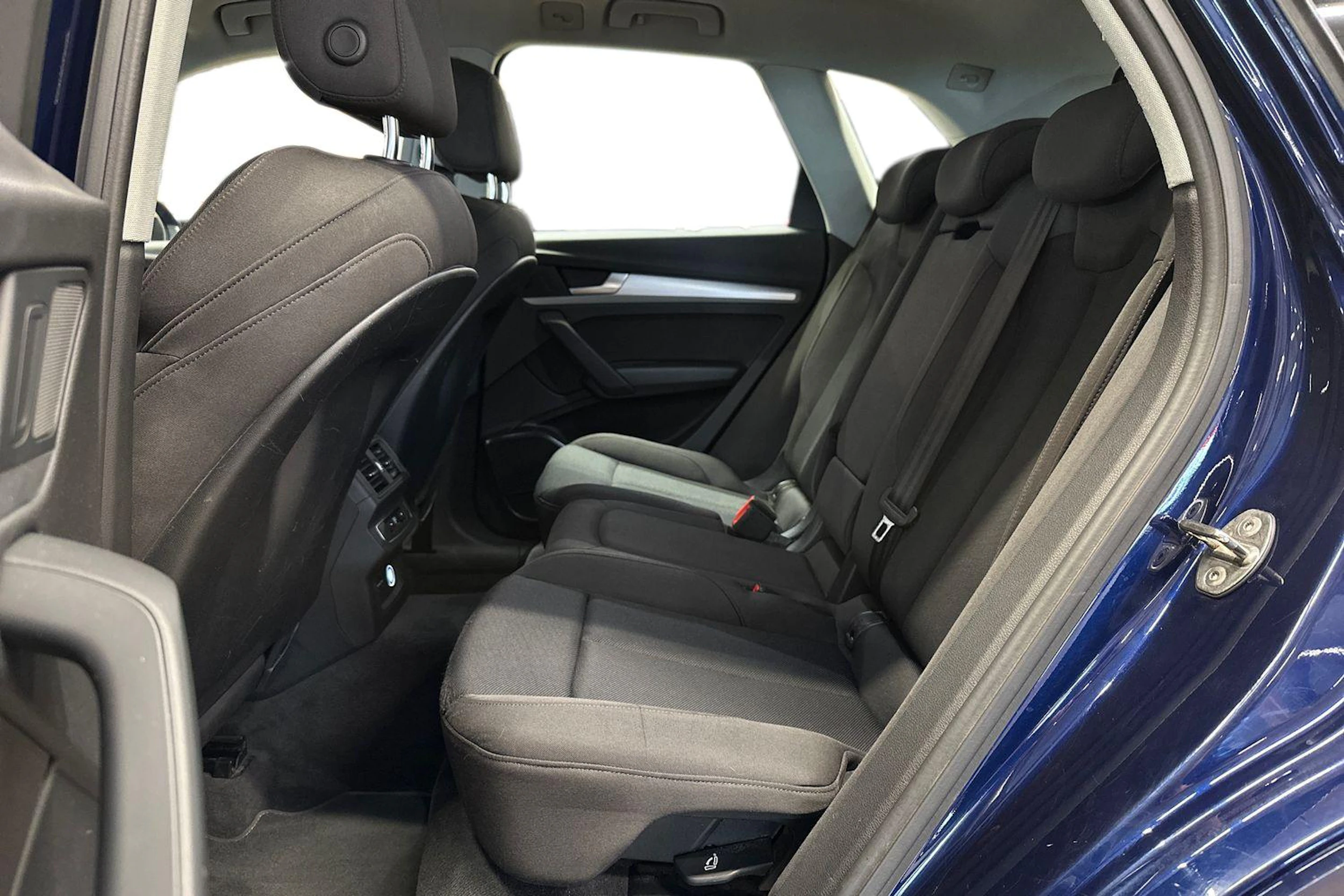 sininen Audi Q5 2021 kuva 8.