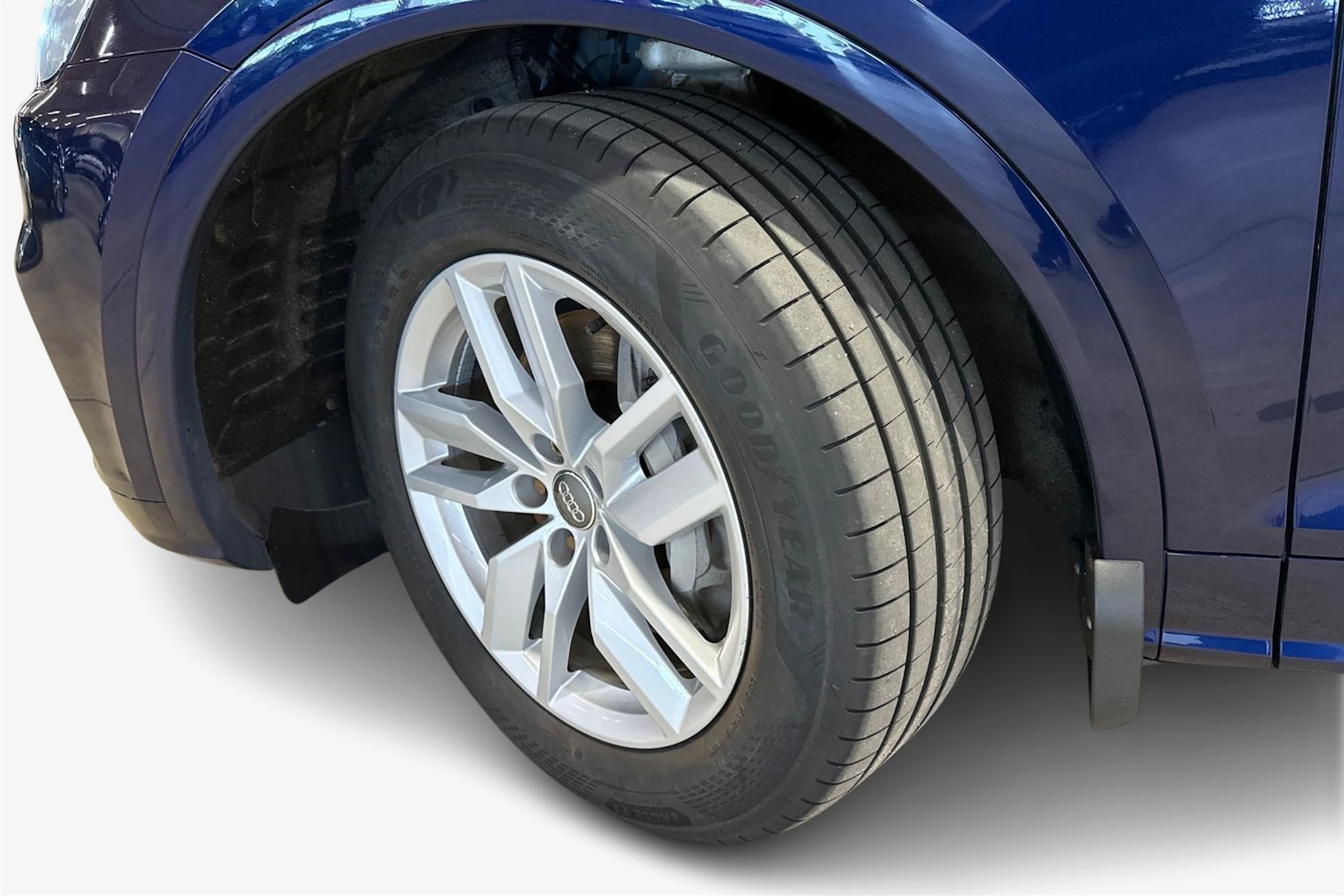 sininen Audi Q5 2021 kuva 9.