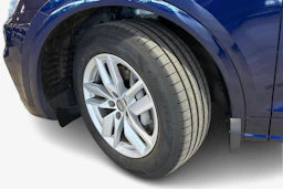sininen Audi Q5 2021 kuva 9.