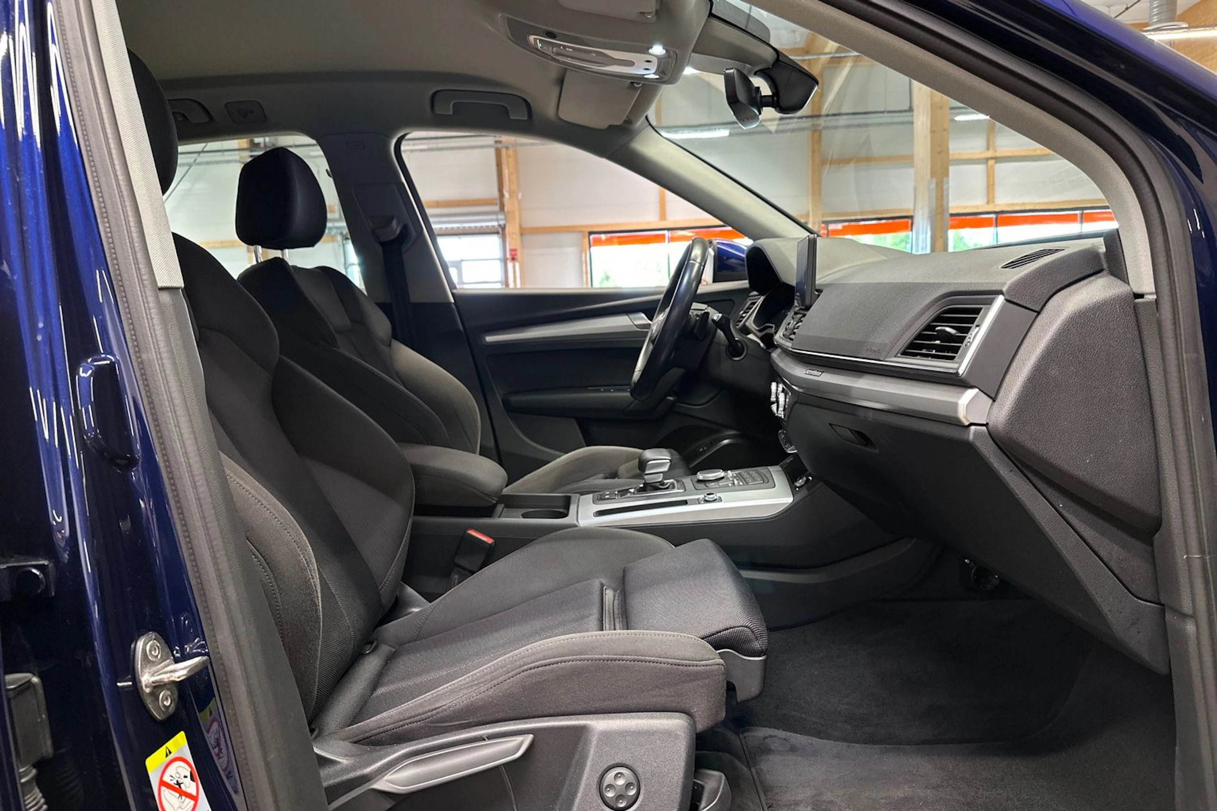 sininen Audi Q5 2021 kuva 10.