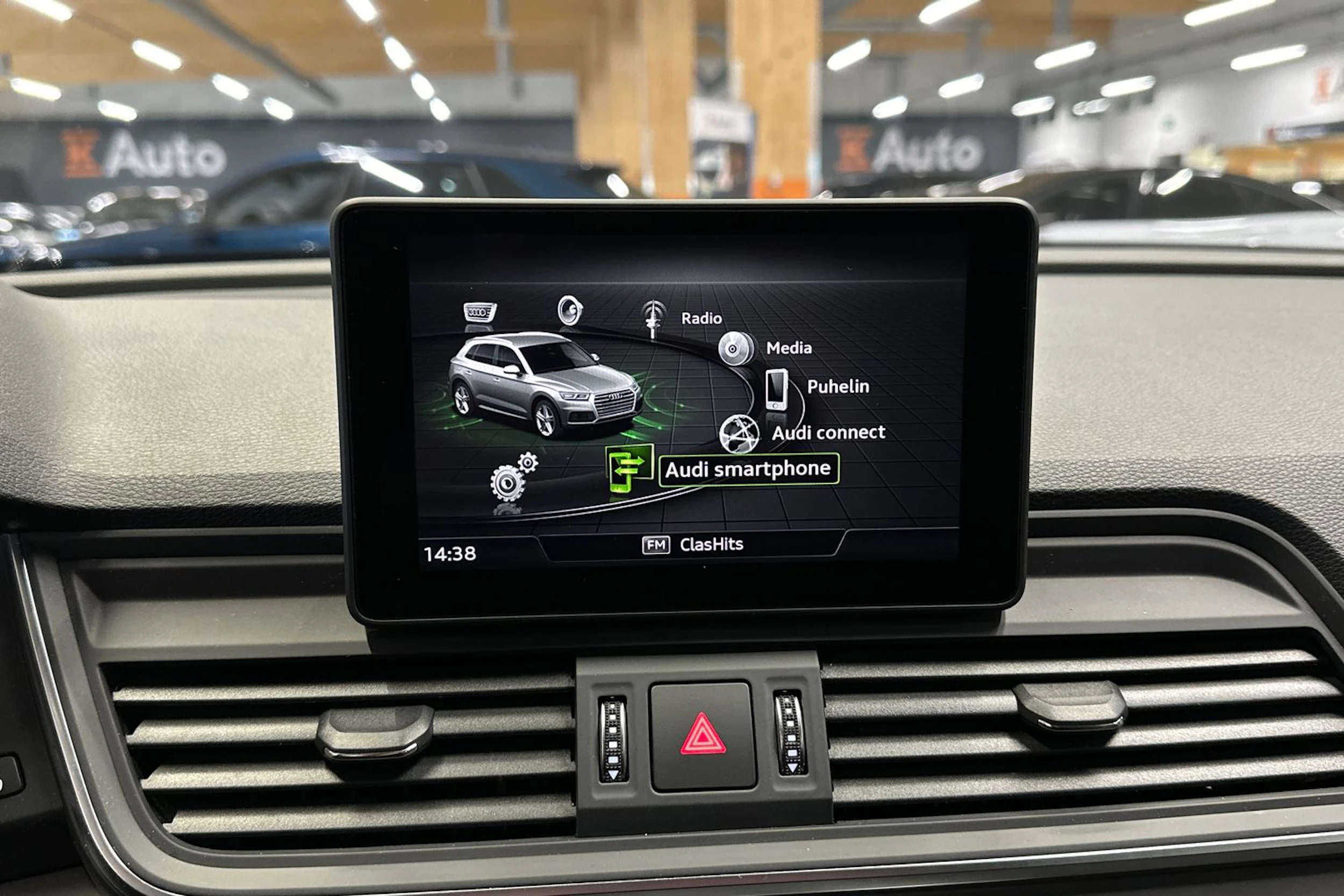 sininen Audi Q5 2021 kuva 12.