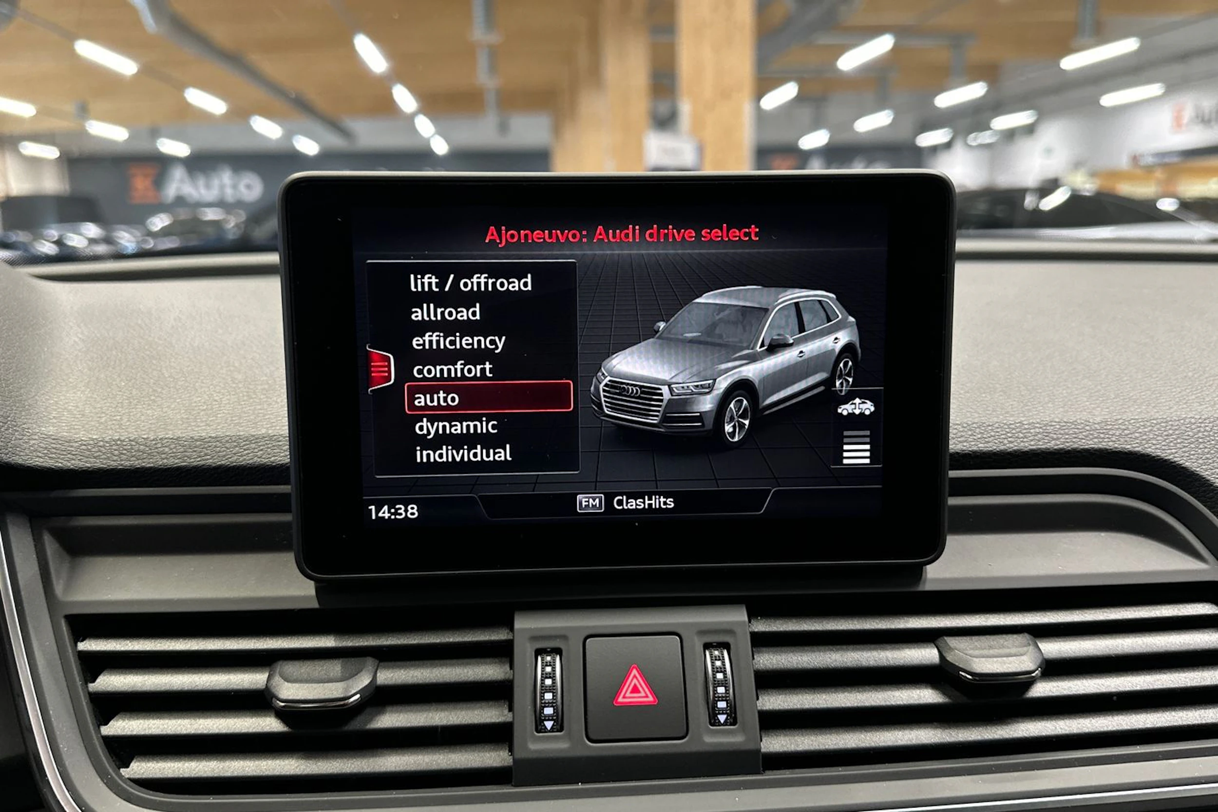 sininen Audi Q5 2021 kuva 13.