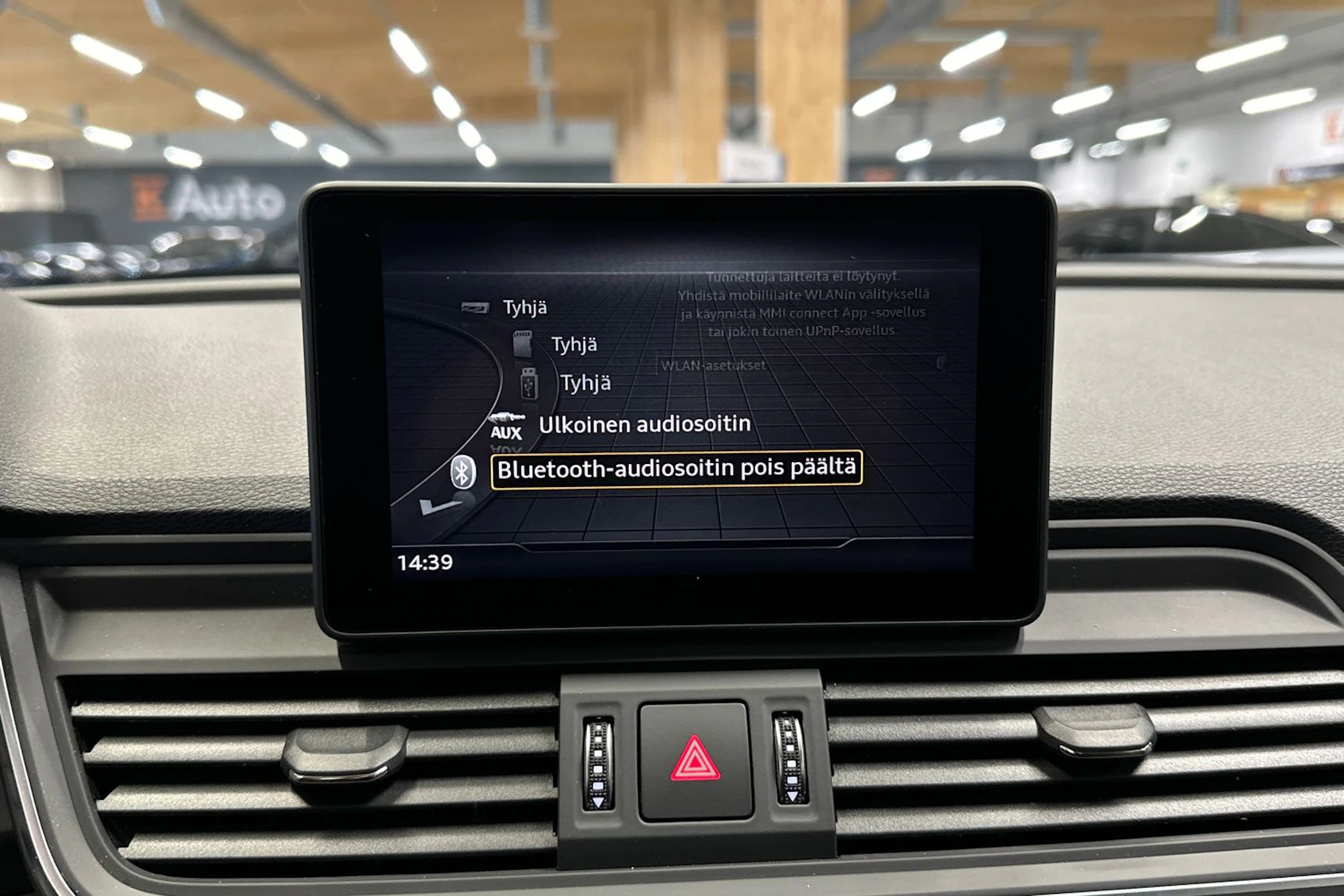 sininen Audi Q5 2021 kuva 14.