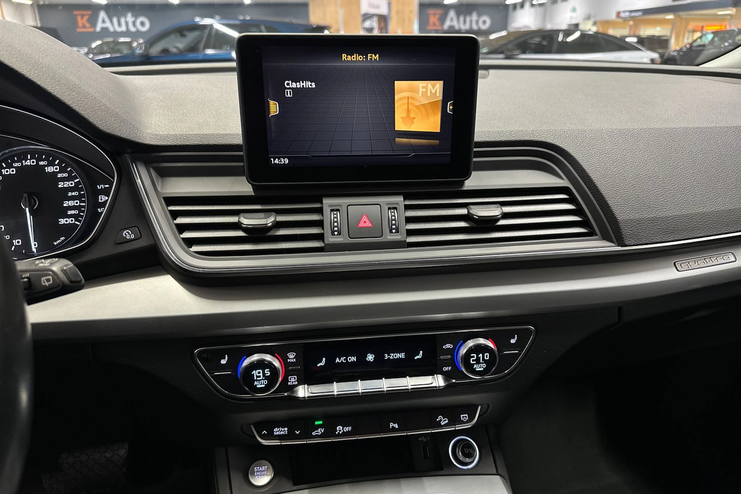 sininen Audi Q5 2021 kuva 16.