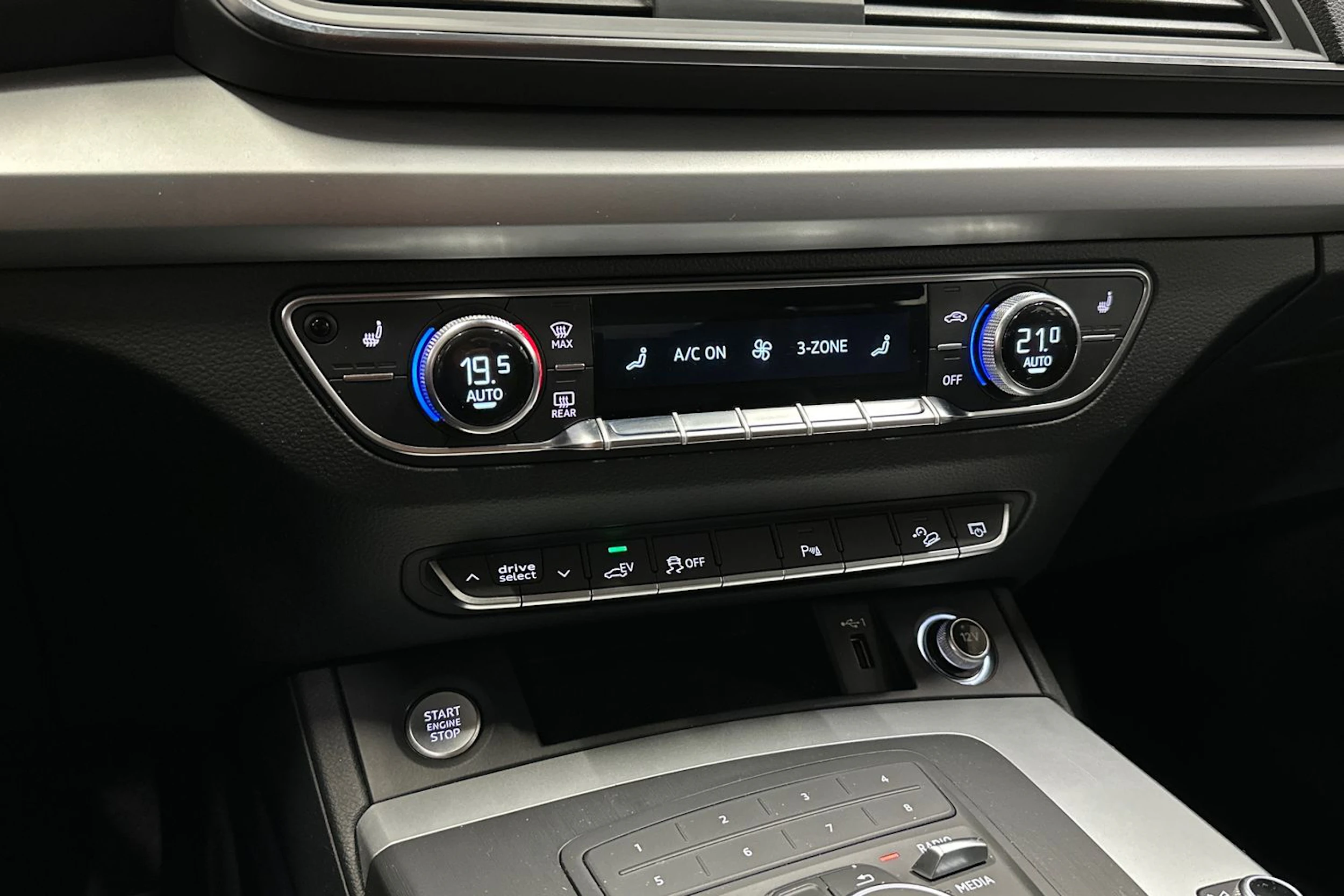sininen Audi Q5 2021 kuva 17.