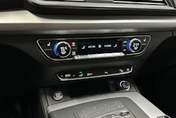 sininen Audi Q5 2021 kuva 17.