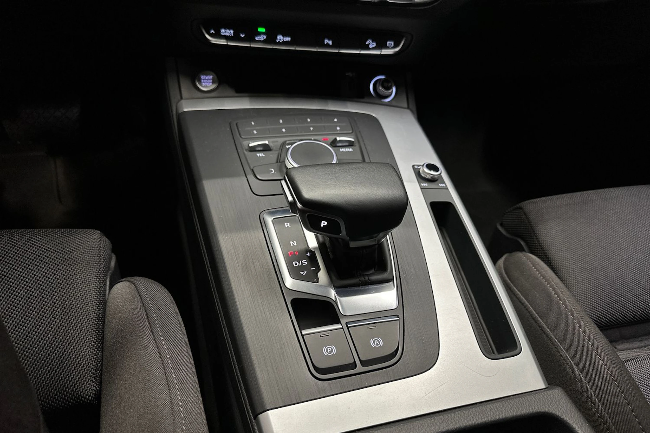 sininen Audi Q5 2021 kuva 18.