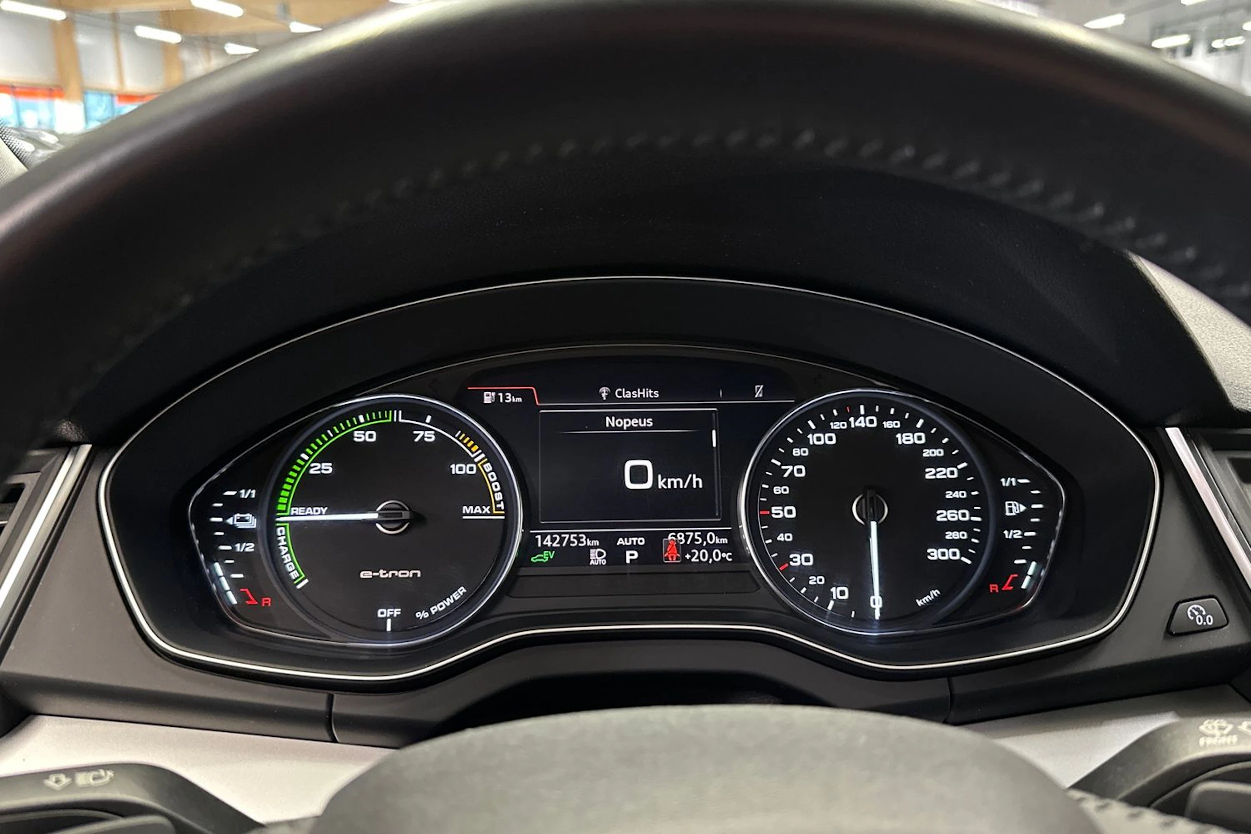 sininen Audi Q5 2021 kuva 19.