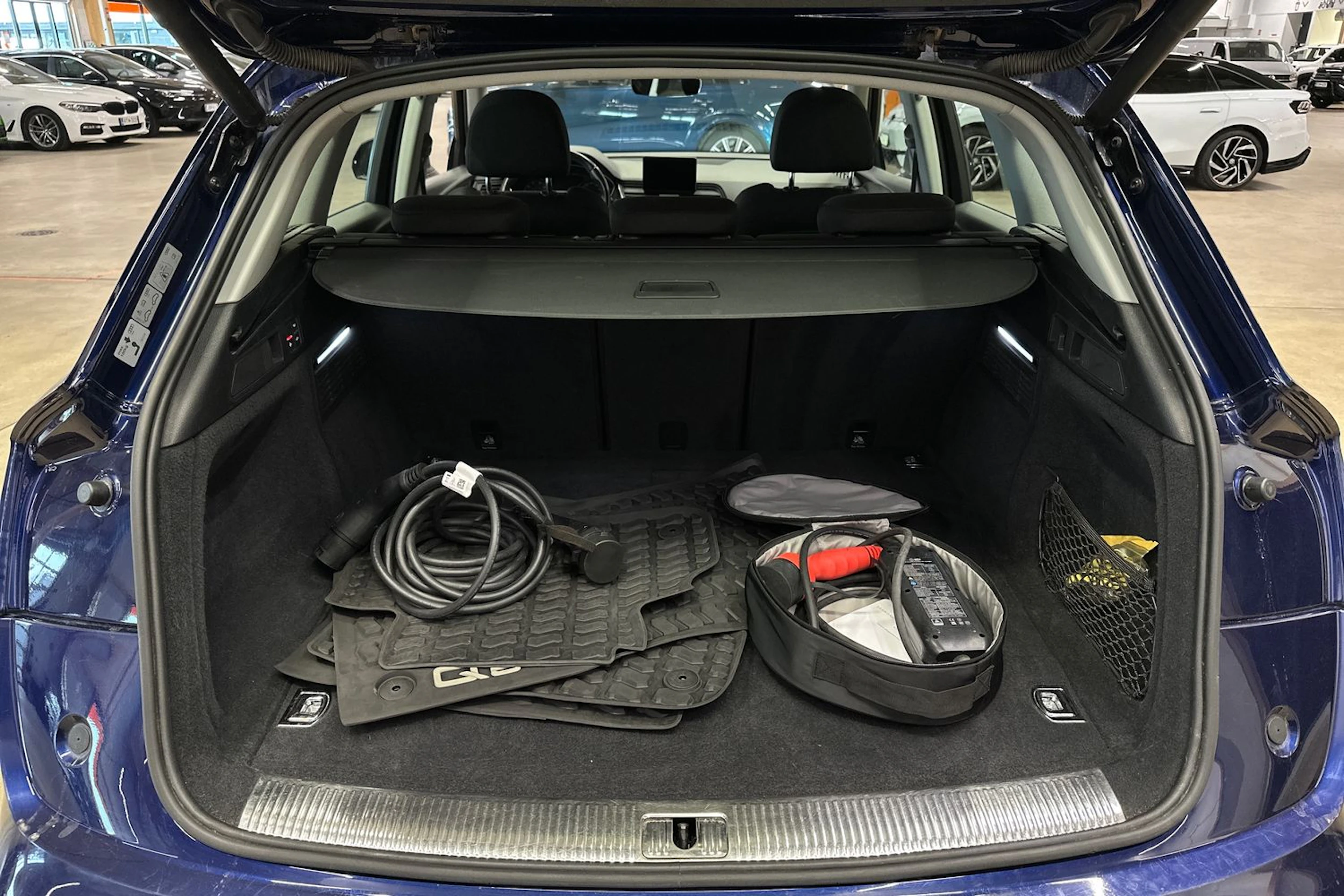 sininen Audi Q5 2021 kuva 24.