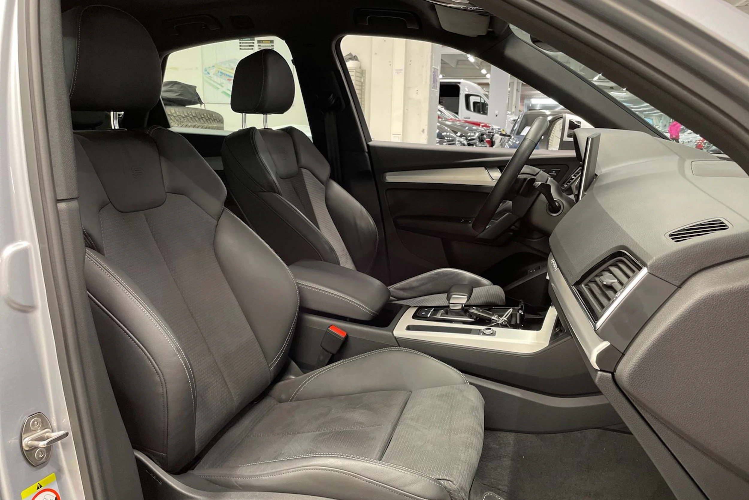 hopea Audi Q5 2021 kuva 28.