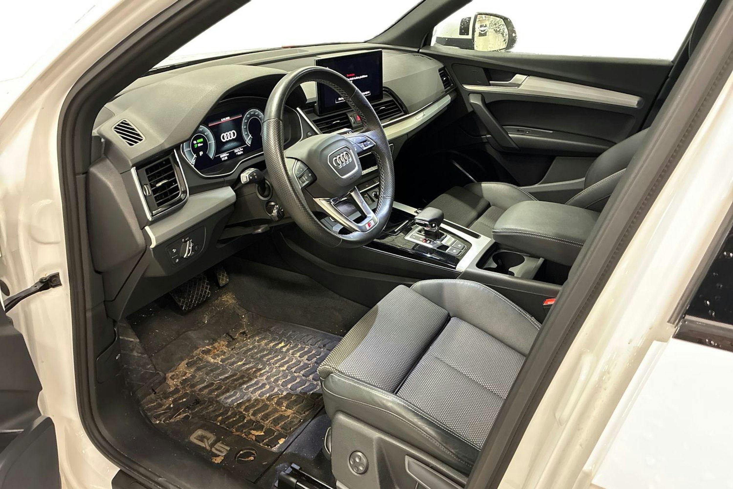 Valkoinen Audi Q5 2022 kuva 3.