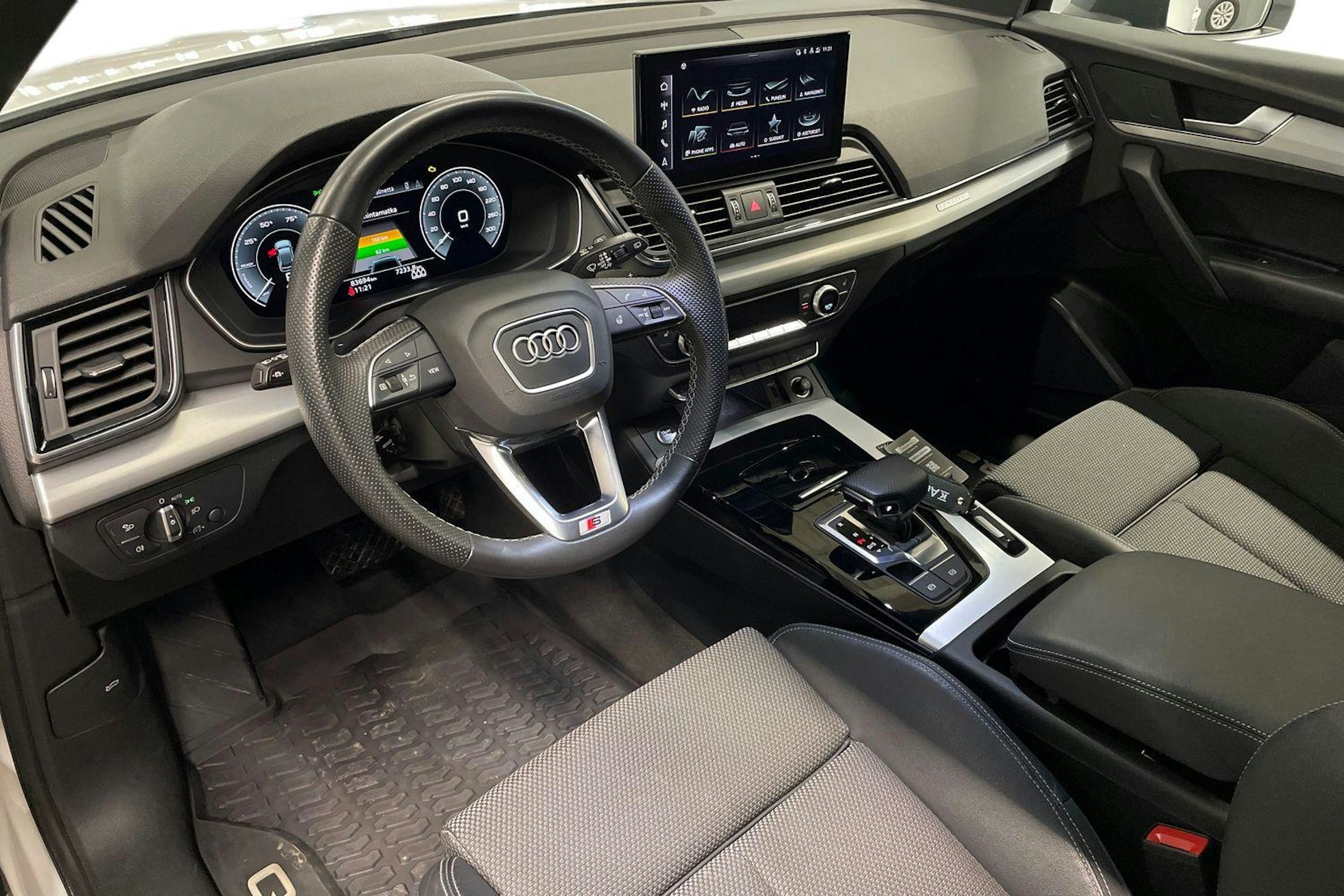 Valkoinen Audi Q5 2022 kuva 6.