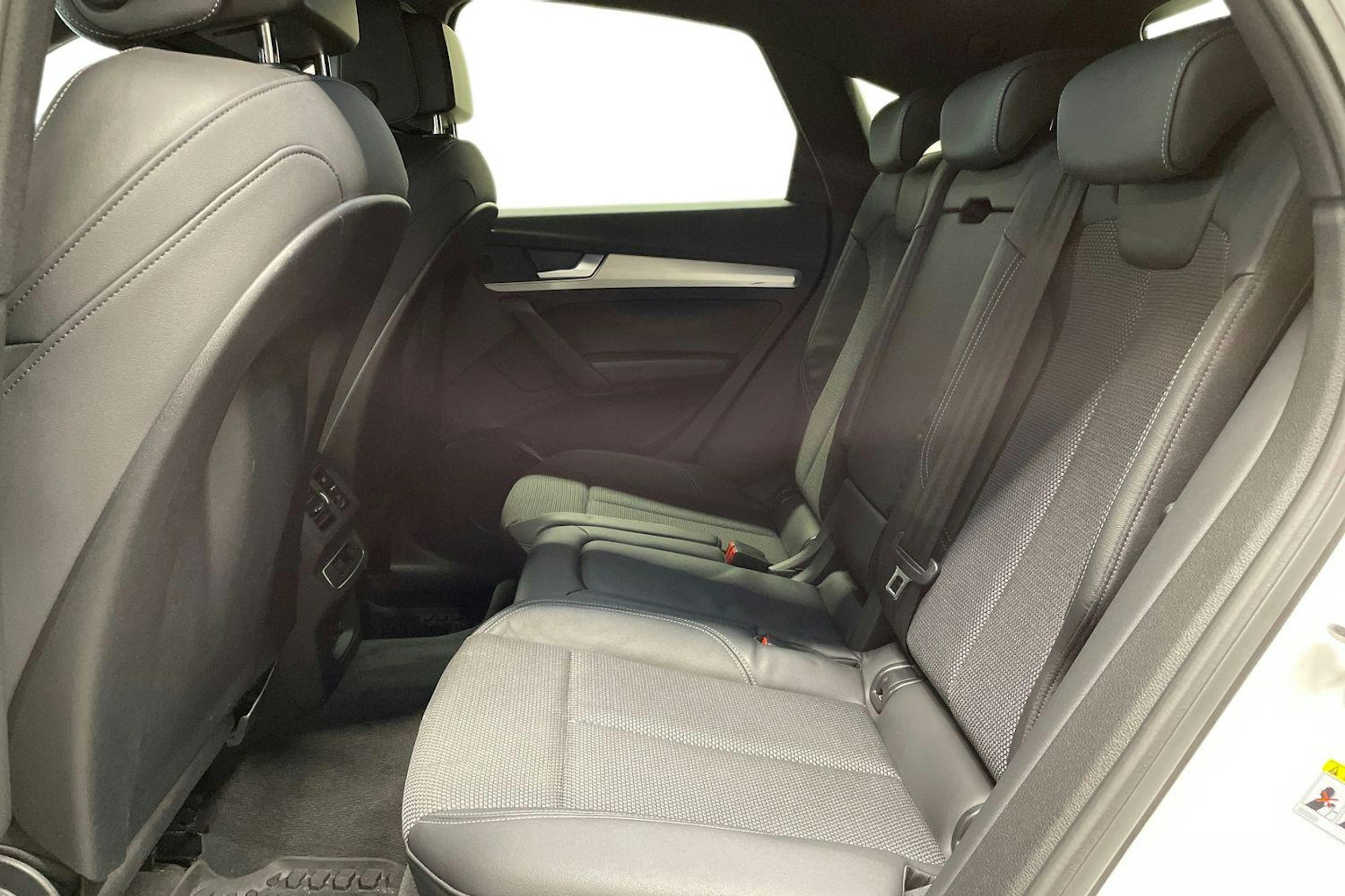 Valkoinen Audi Q5 2022 kuva 8.