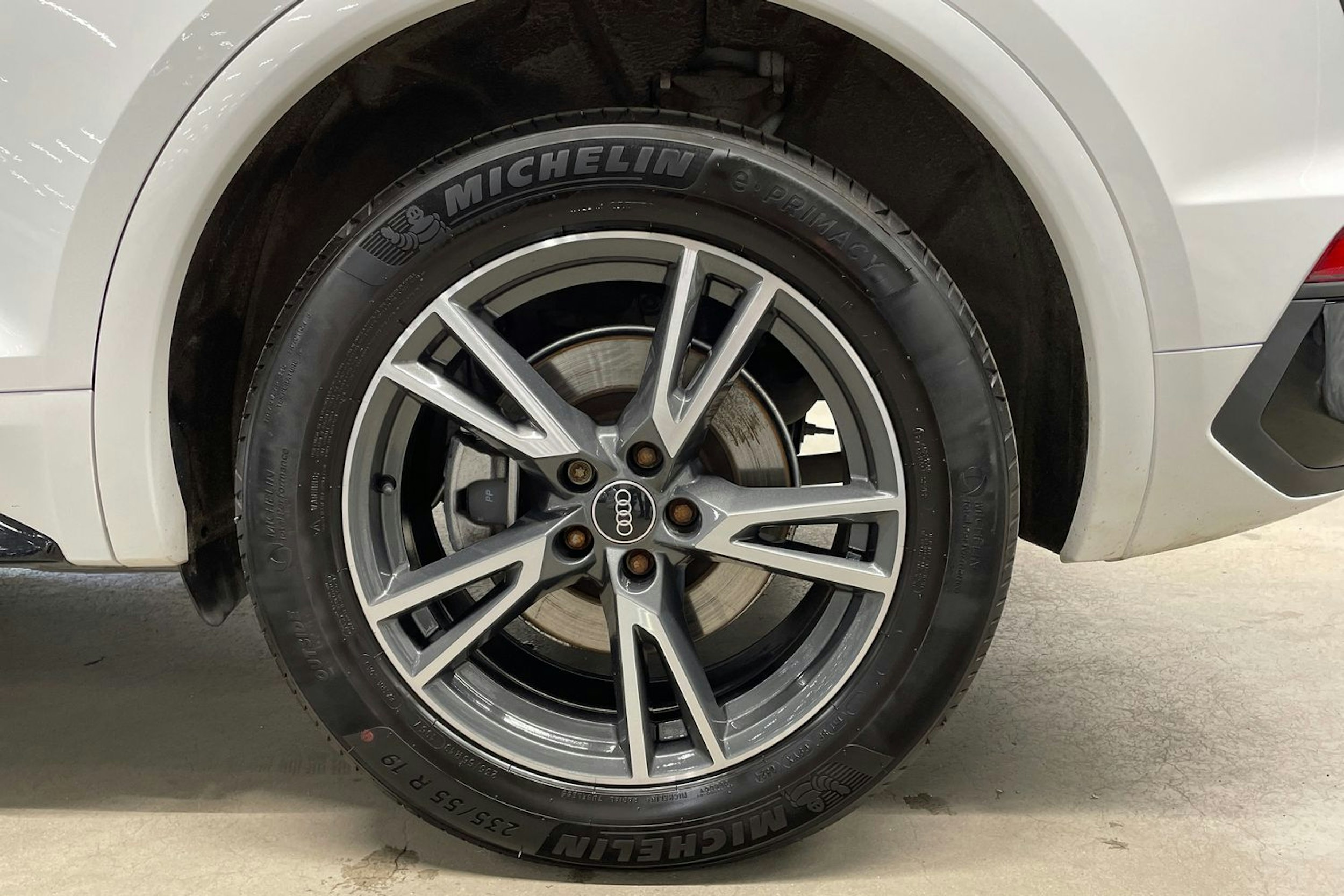 Valkoinen Audi Q5 2022 kuva 9.