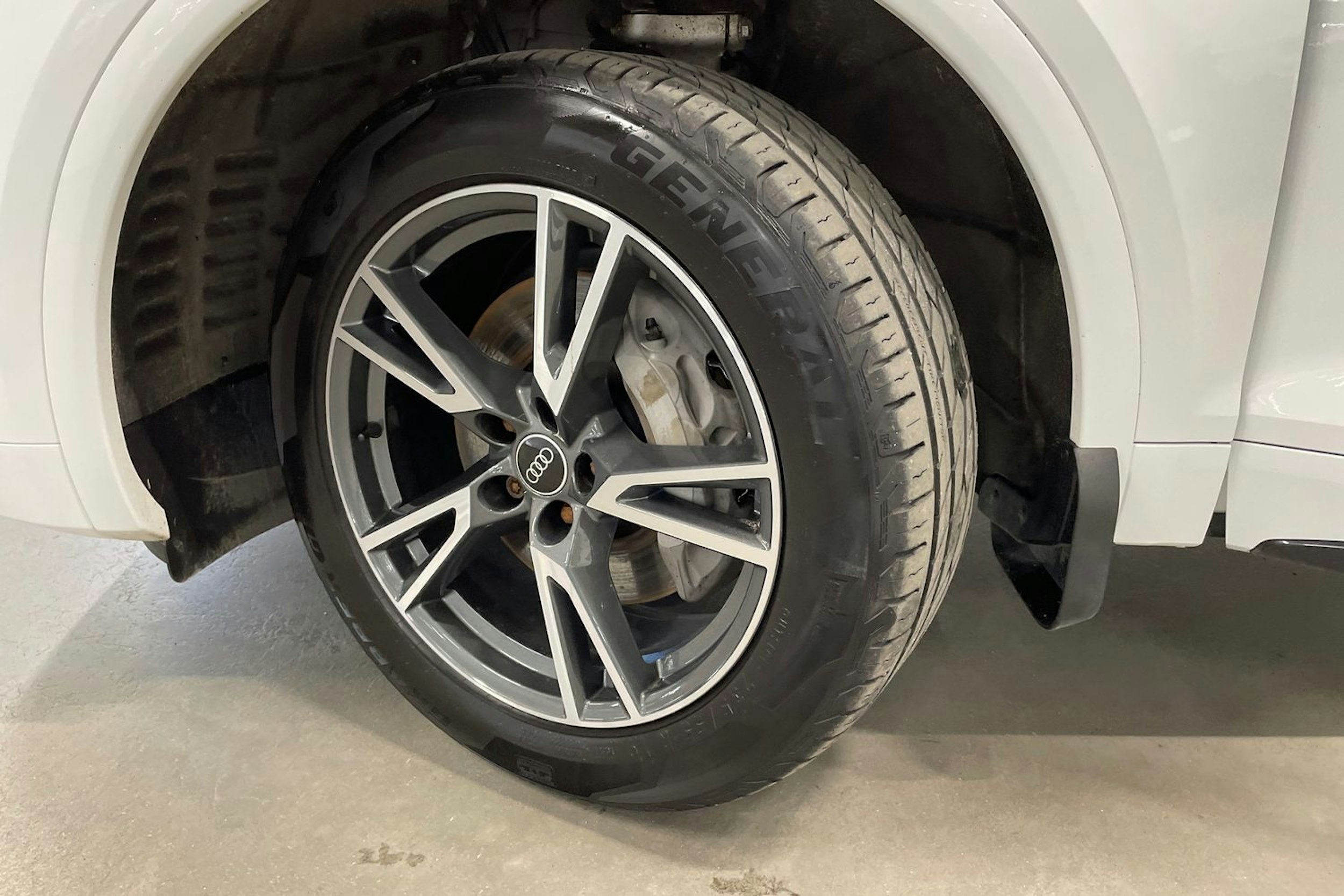 Valkoinen Audi Q5 2022 kuva 10.