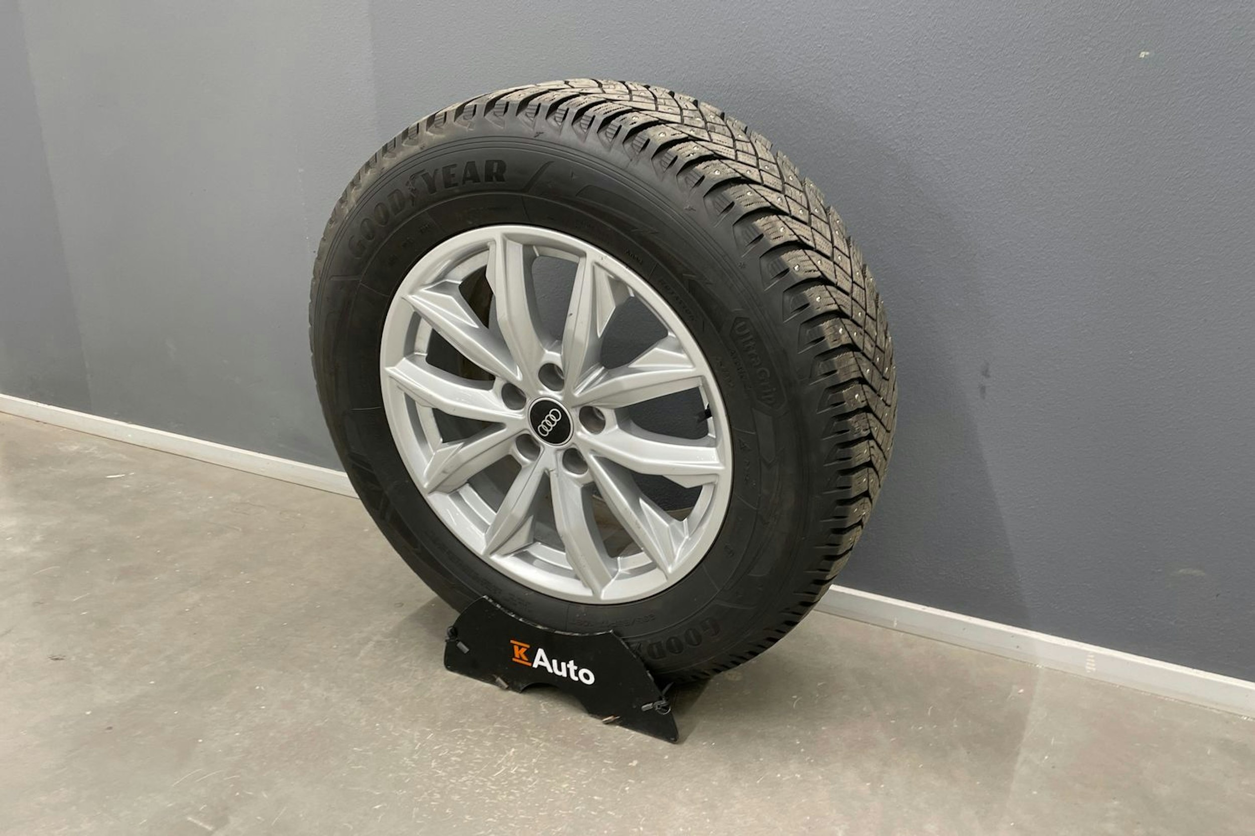 Valkoinen Audi Q5 2022 kuva 11.