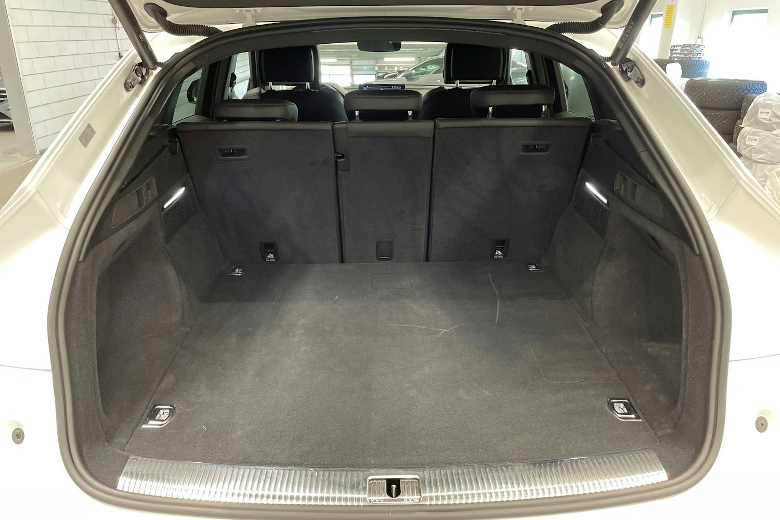 Valkoinen Audi Q5 2022 kuva 12.