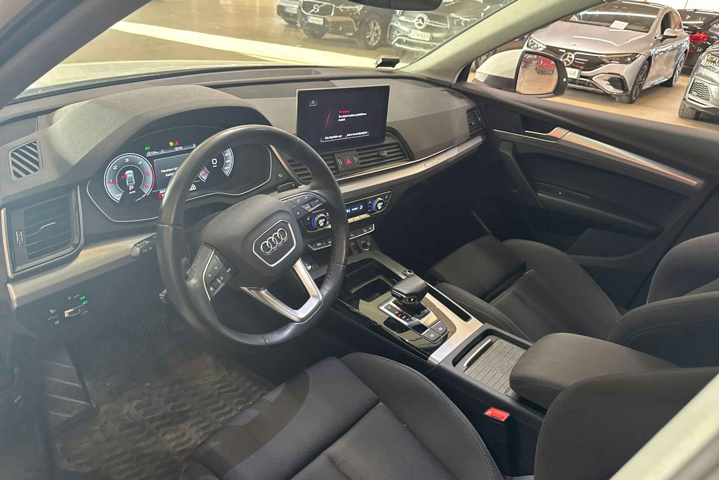 valkoinen Audi Q5 2022 kuva 3.