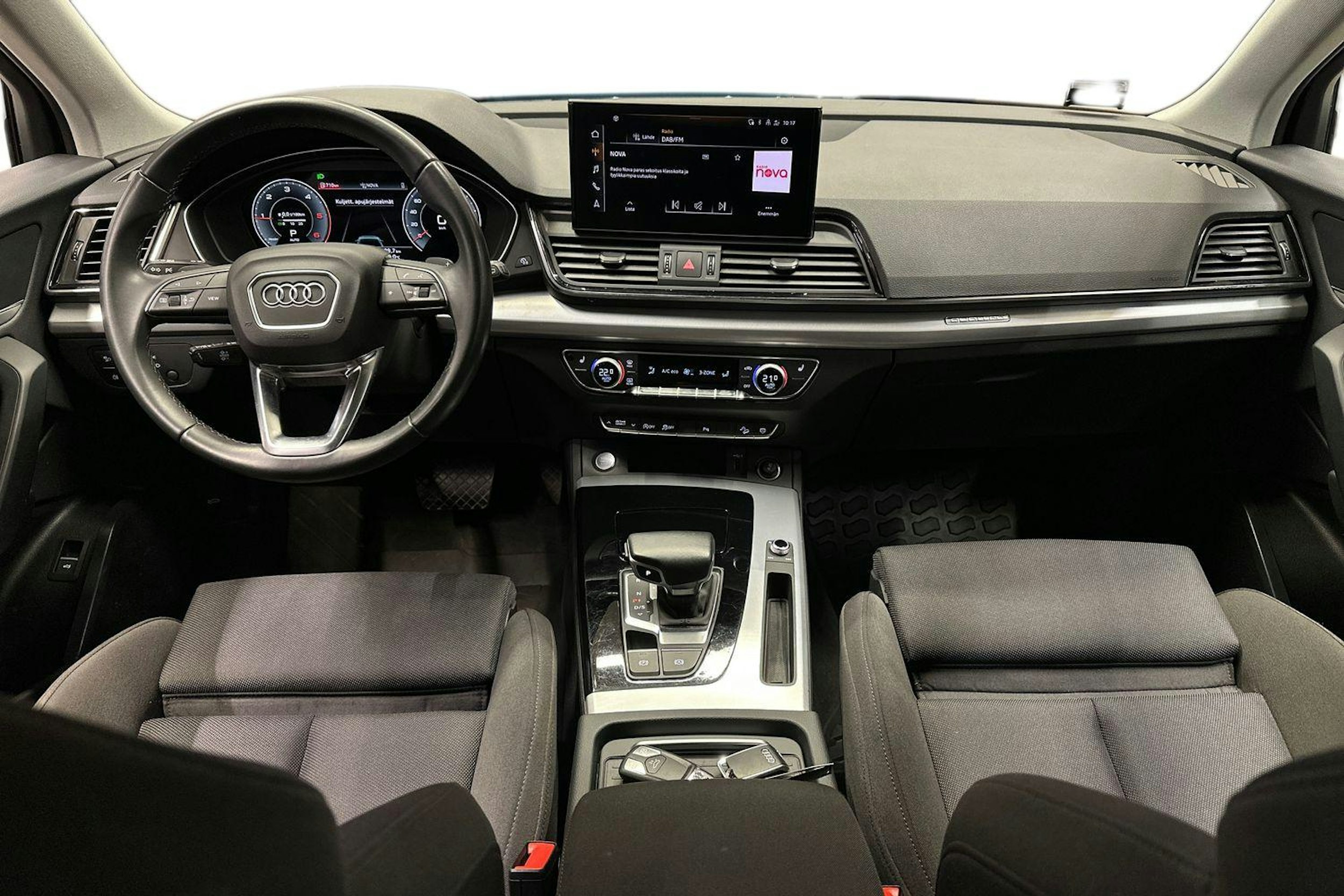 valkoinen Audi Q5 2022 kuva 9.