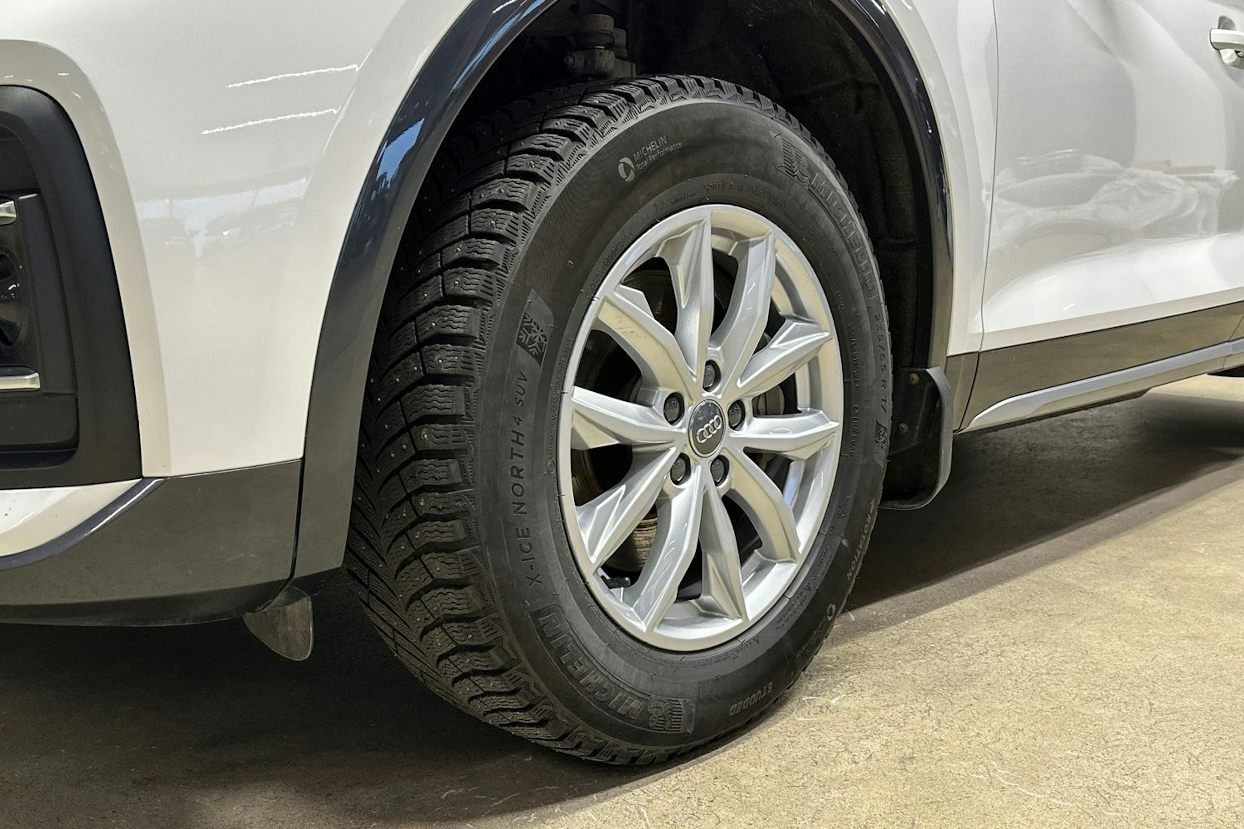 valkoinen Audi Q5 2022 kuva 11.