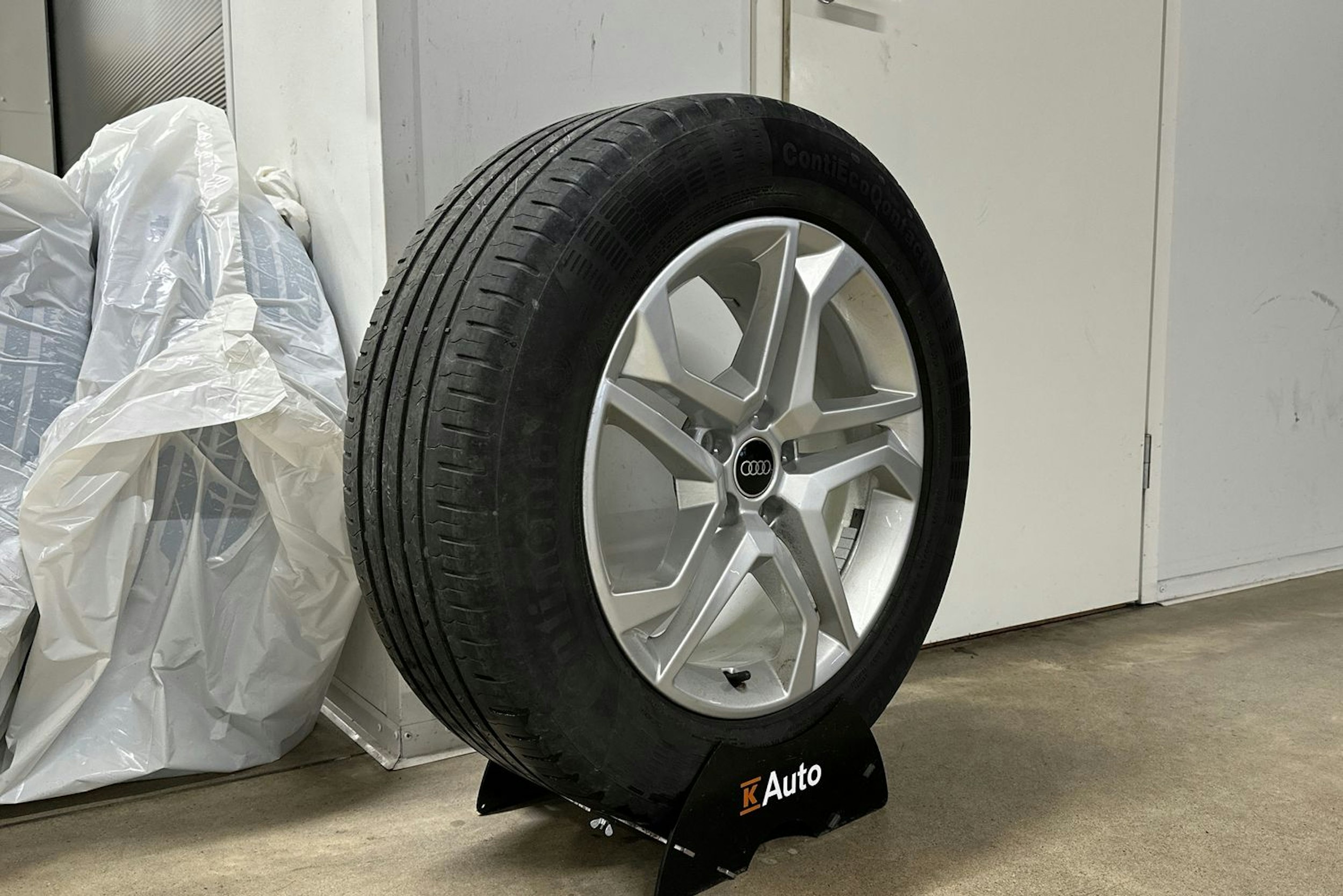 valkoinen Audi Q5 2022 kuva 13.