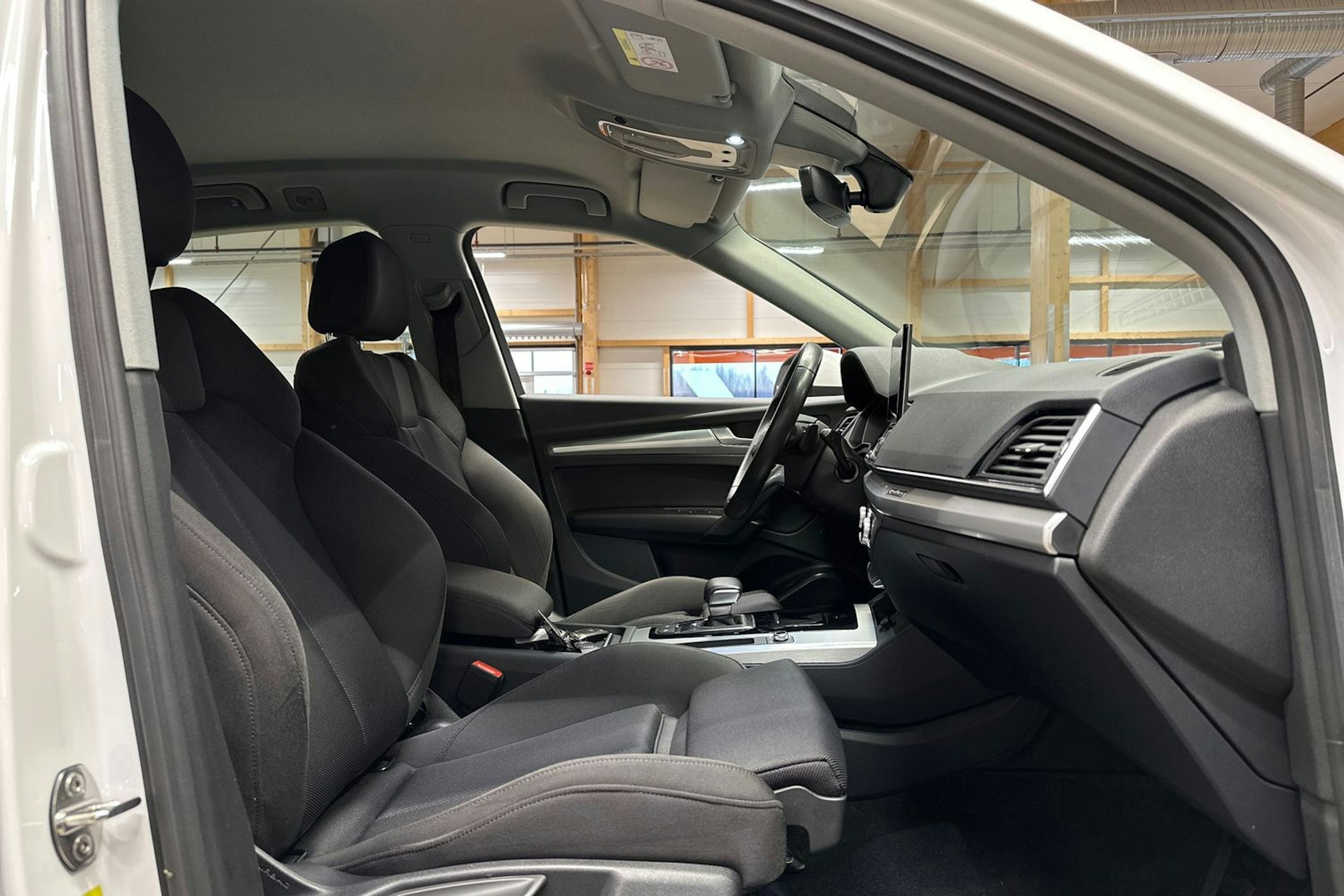 valkoinen Audi Q5 2022 kuva 15.